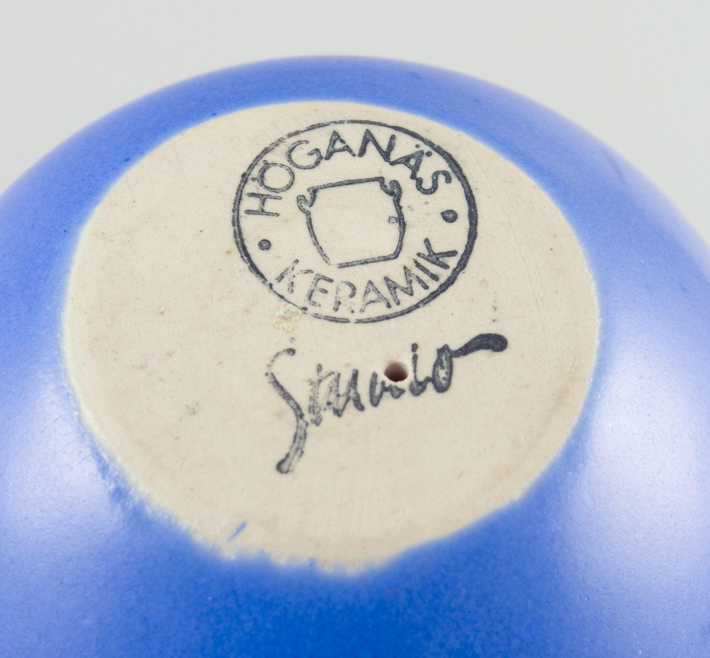 Höganäs Studio, Schweden. Ei aus Steingut mit blauer Glasur. Ca. 1980er Jahre im Zustand „Hervorragend“ im Angebot in København, Copenhagen