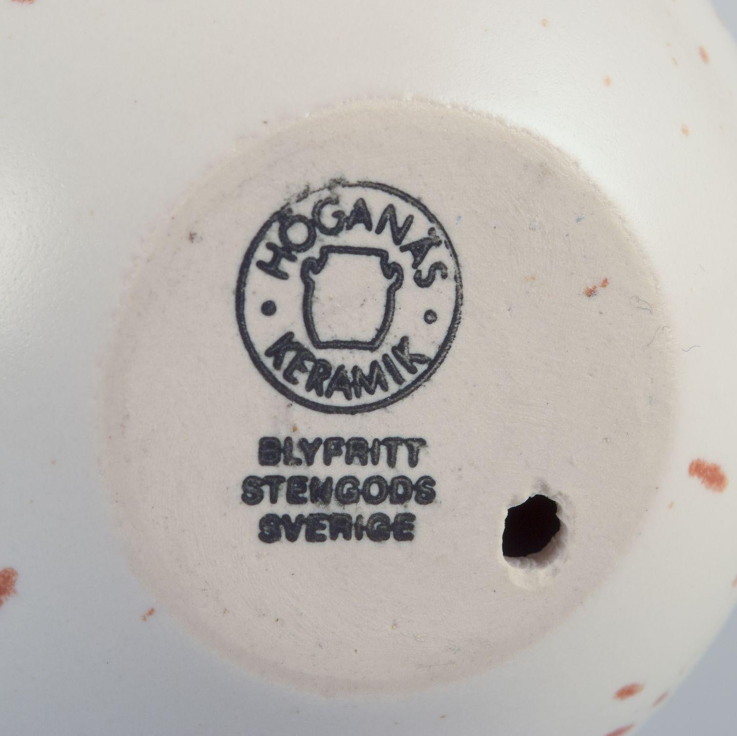 Höganäs, Schweden. Ei aus Steingut. Braune Glasur auf weißem Grund. Ca. 1980er Jahre (Ende des 20. Jahrhunderts) im Angebot