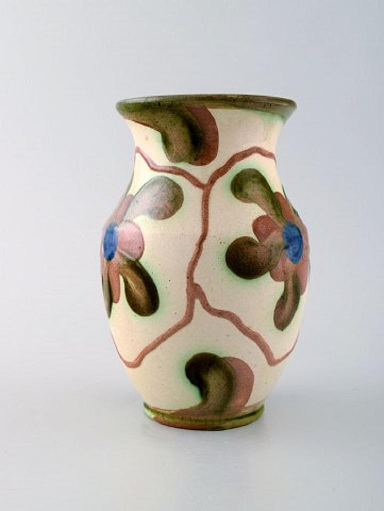 Höganäs. Vase in glazed ceramics. Flowers on light background, 1940s.
In very good condition.
Stamped.
Measures: 17 x 11.5 cm.