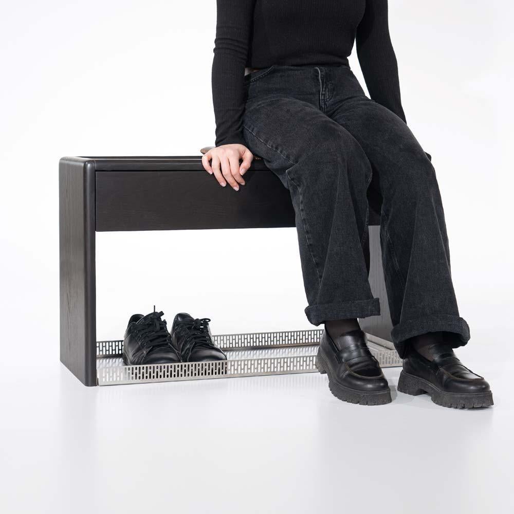 -La série HOL est fabriquée à la main en bois de chêne. 
-Conçu comme un ensemble de porte d'entrée, le banc HOL peut être placé sur sa surface supérieure, qui comporte une rainure, et un coussin peut y être placé. De cette manière, le coussin ne
