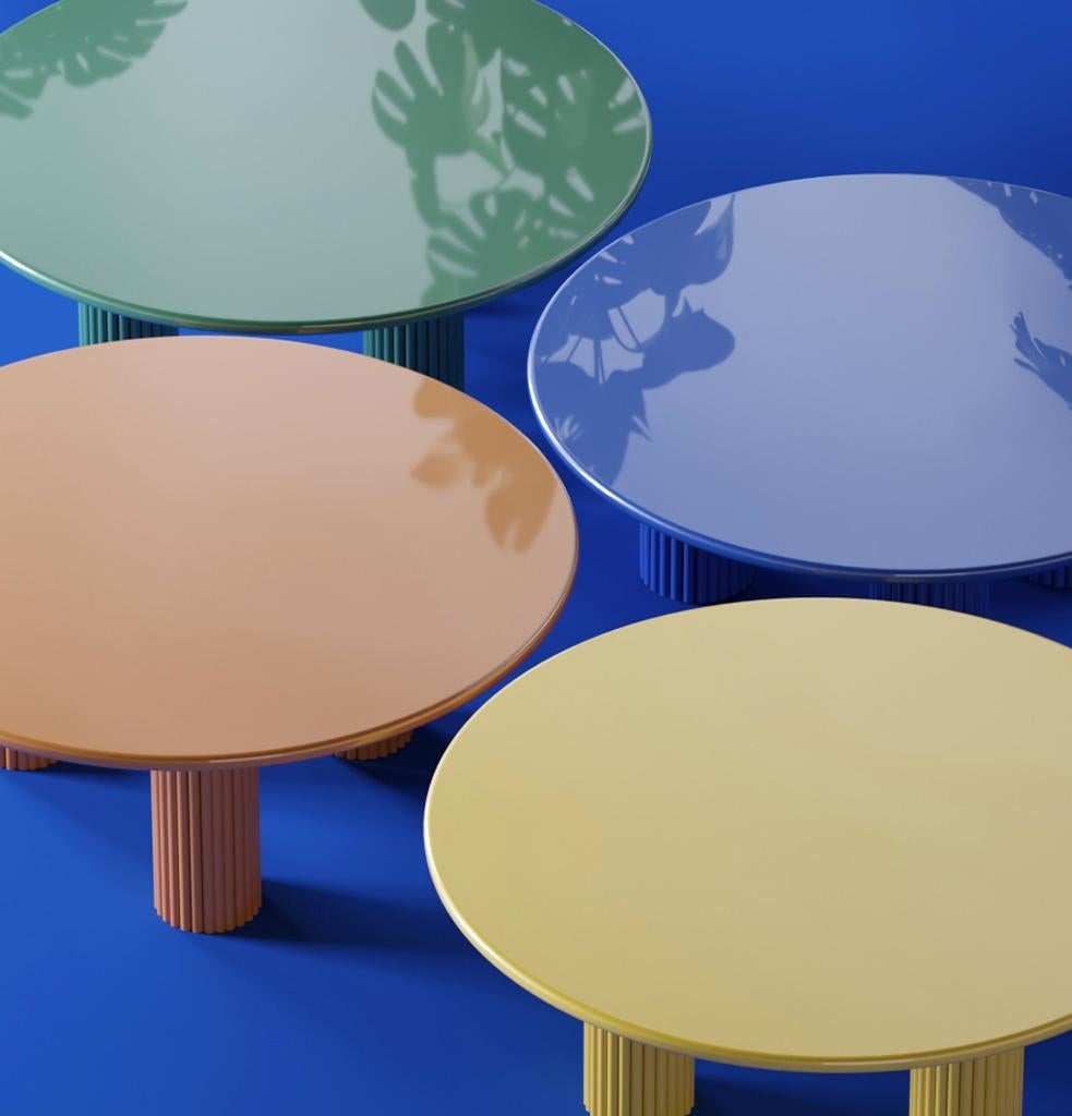 Avec sa géométrie simple et sympathique, la table basse HOLA s'harmonise facilement avec tout type de style ou d'espace. Son aspect naturel et ses lignes nobles complèteront votre style en y apportant une touche finale.