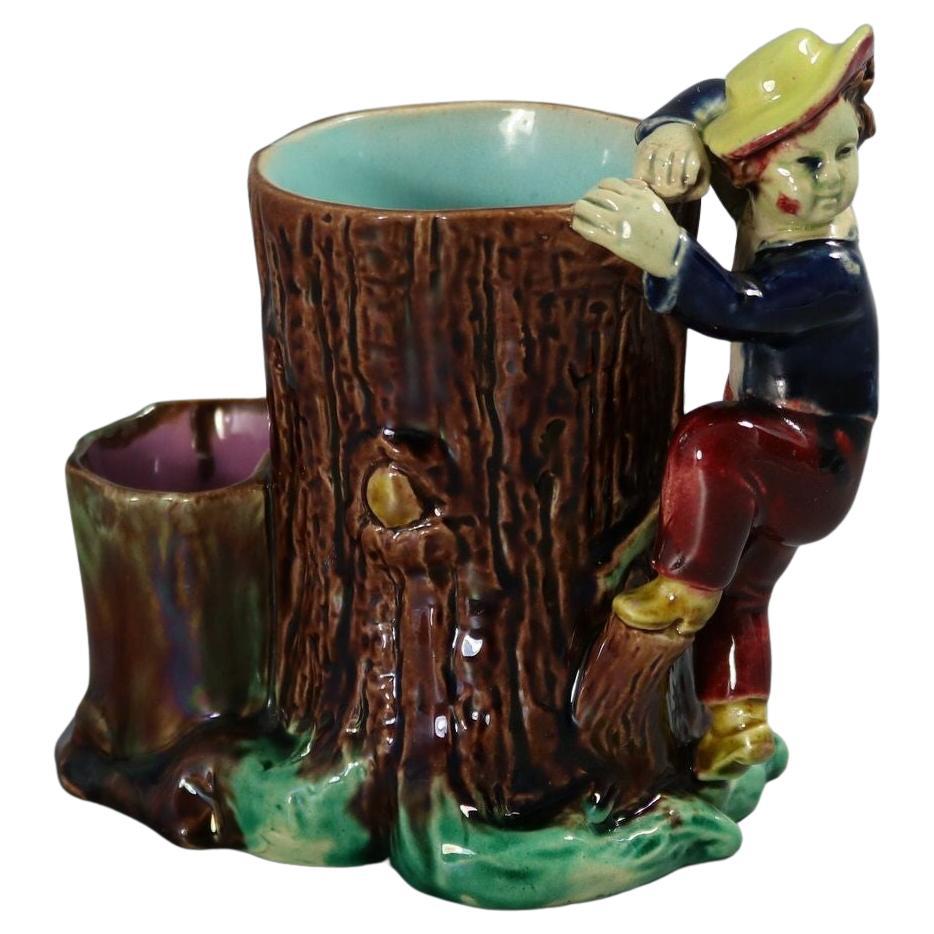 Vaso di maiolica Holdcroft Boy Climbing Tree Posy in vendita