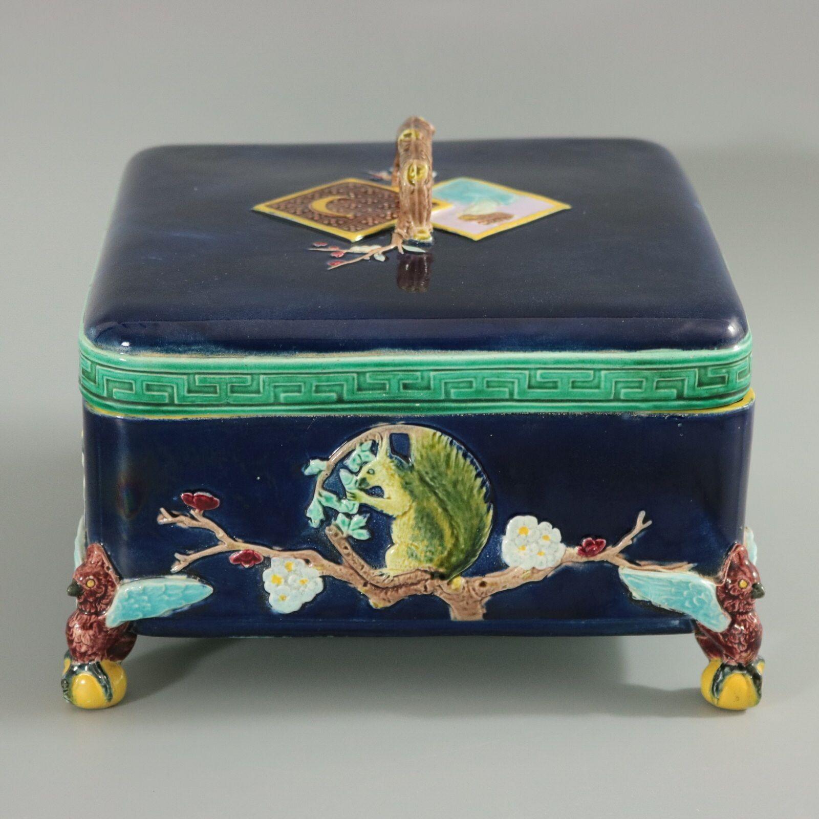 Fin du XIXe siècle Holdcroft - Boîte et couvercle carrées en majolique en vente