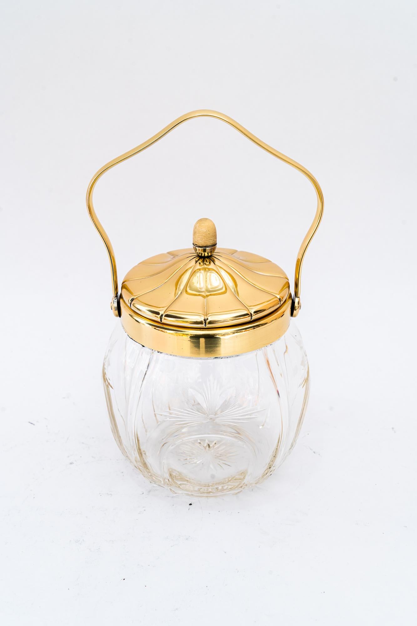 Holder for ice cubes art deco vienna around 1920
Brass polished and stove enameled
Cut glass