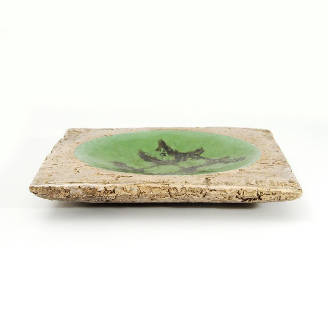 Albisola ceramic stoneware holder, made by master Carlos Carlè in 1971.
Square shape, black primitive symbol on a green background.
Good general conditions.

Dimensions: Width 20 cm, depth 20 cm, height 3 cm.