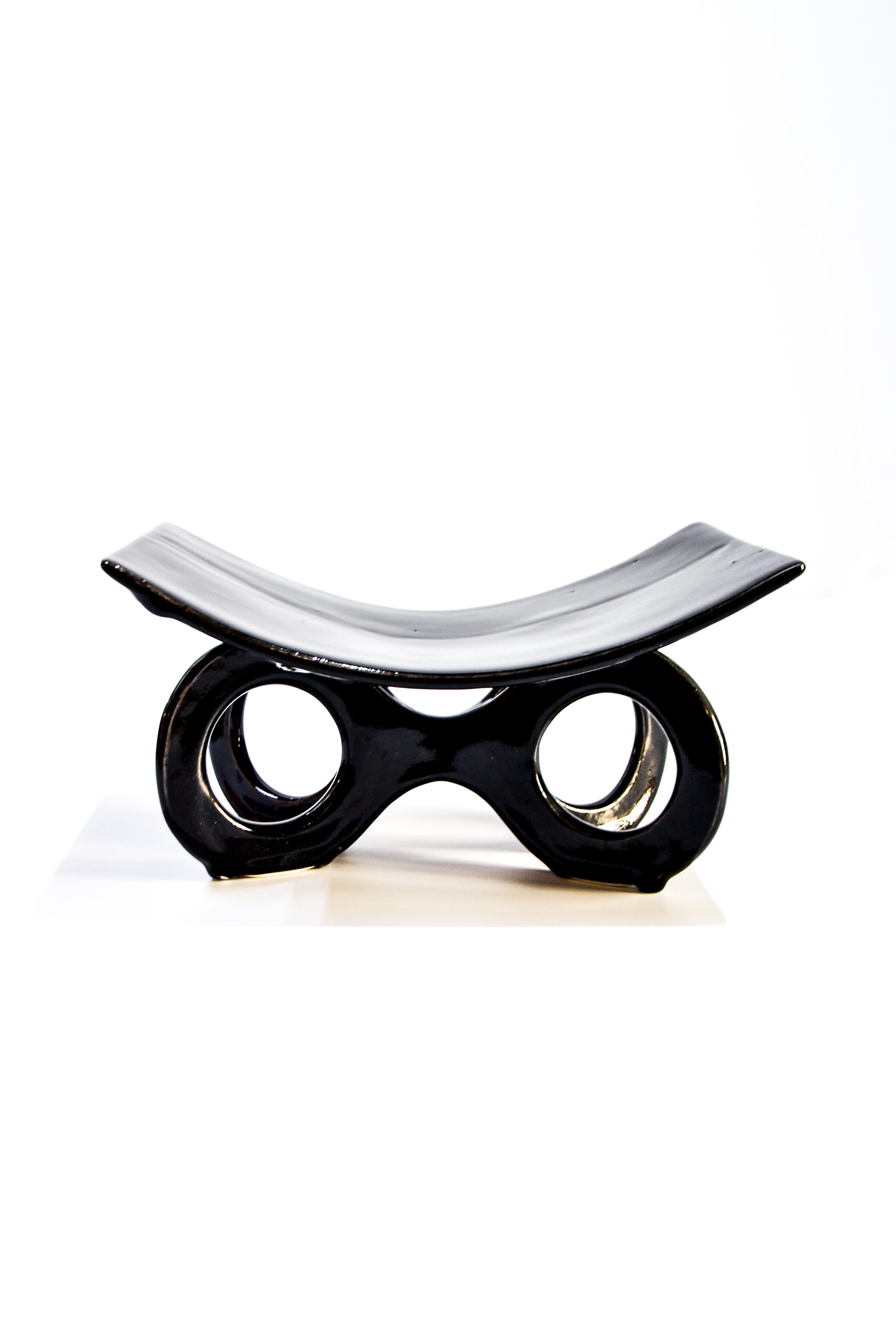 Plaque de support en céramique émaillée noire brillante par Eguiarte & Eguiarte
Matériaux : Céramique.
Dimensions : 26 x 17 x 13,5 cm : D 26 x L 17 x H 13,5 cm.

Disponible en différentes couleurs de céramique. Veuillez nous contacter.

Le