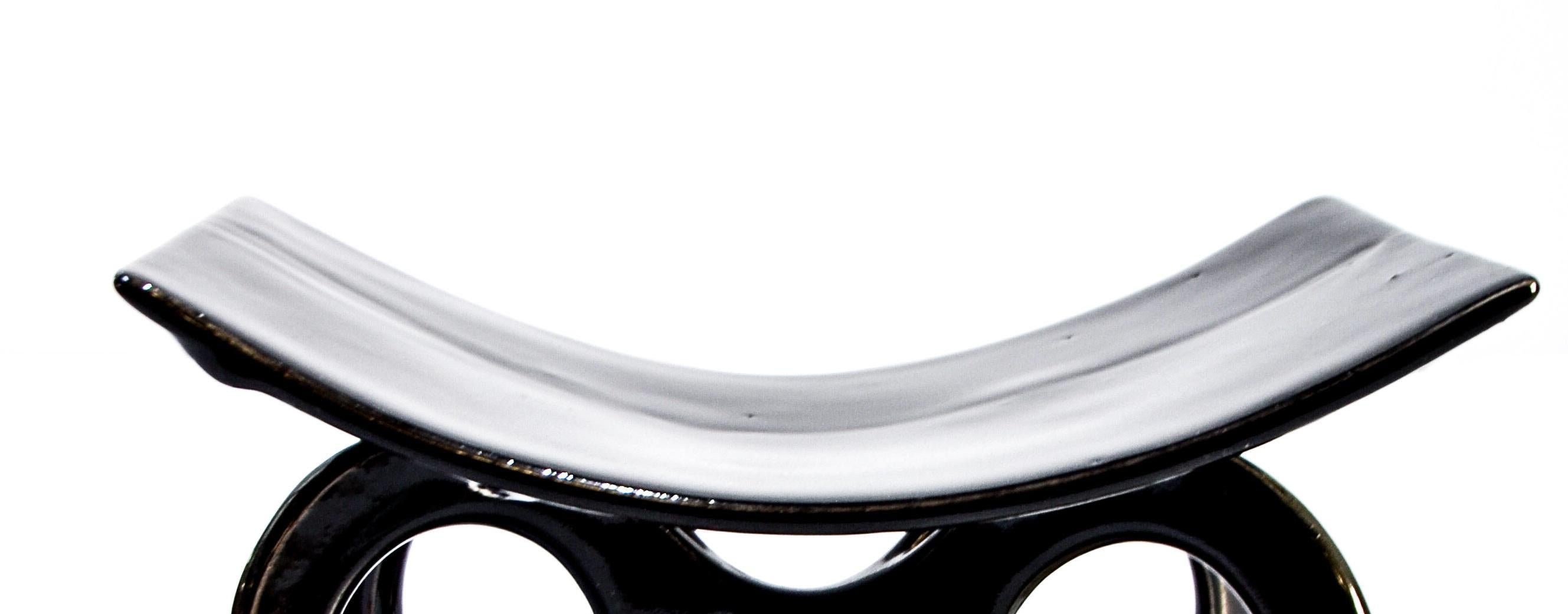 Vernissé Plaque de support en céramique émaillée noire brillante par Eguiarte & Eguiarte en vente