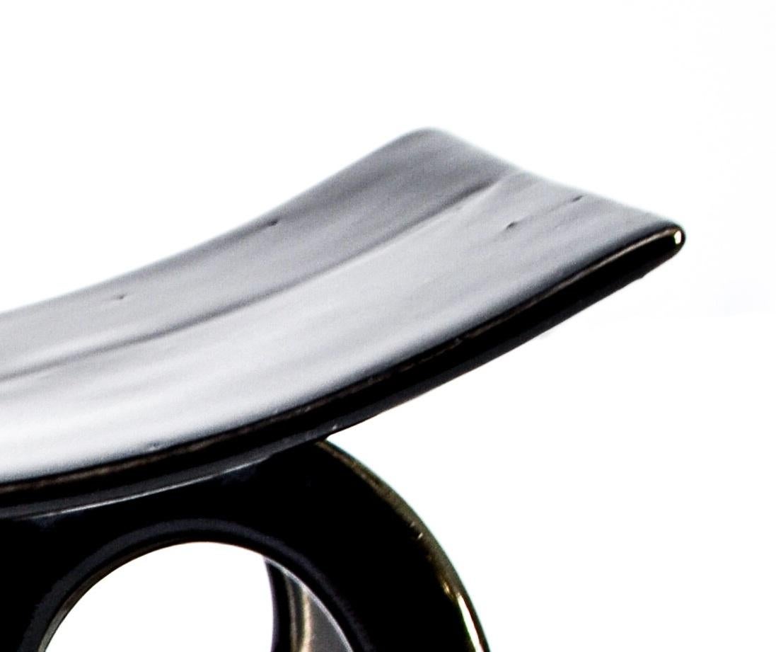 XXIe siècle et contemporain Plaque de support en céramique émaillée noire brillante par Eguiarte & Eguiarte en vente