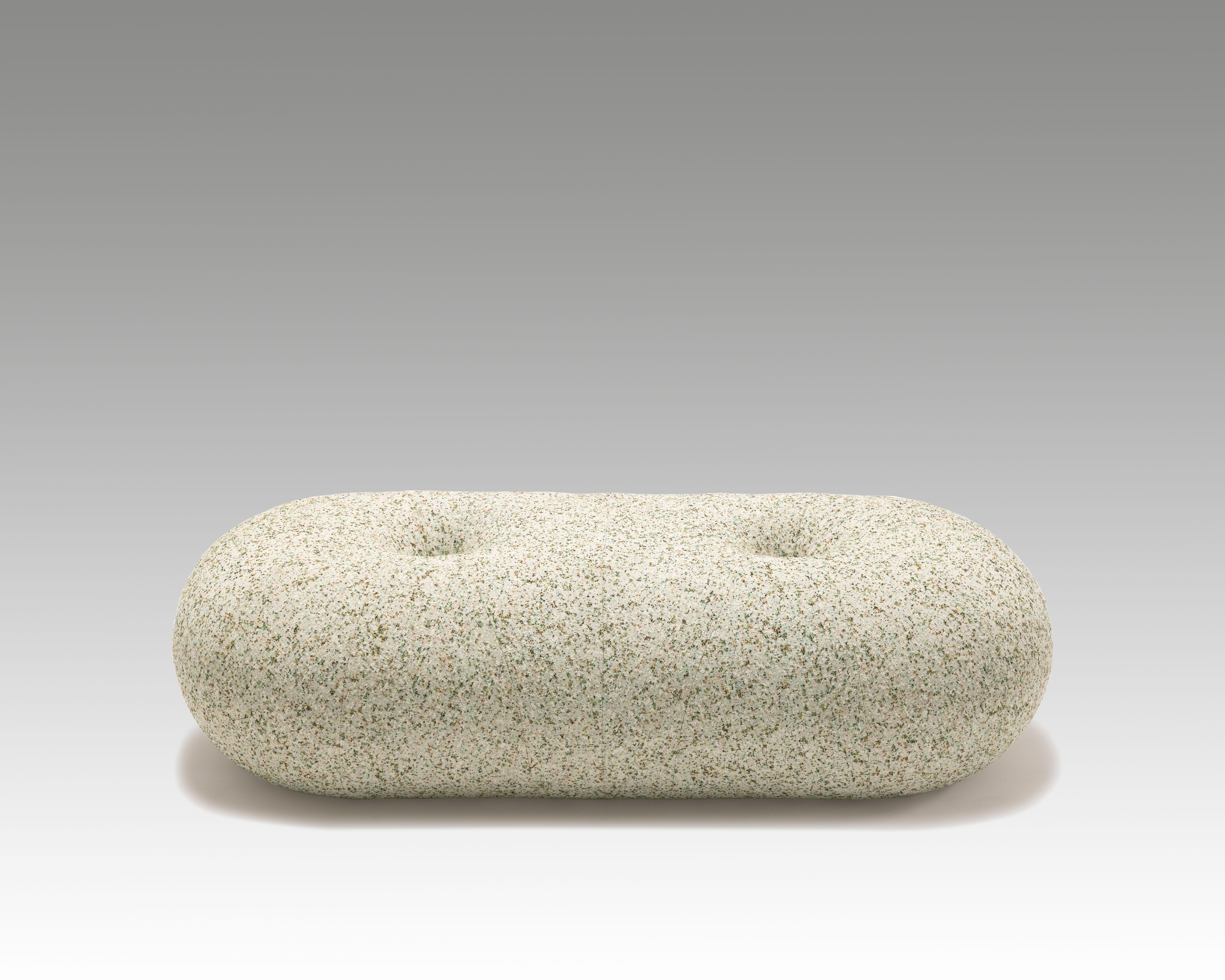 El banco HOLE es un asiento moderno de espuma tapizado por Estudio Persona. Disponible sólo en COM (material propio del cliente), el tejido necesario es de 6 yardas.

Una exageración lúdica del círculo se representa en un banco como de dibujos