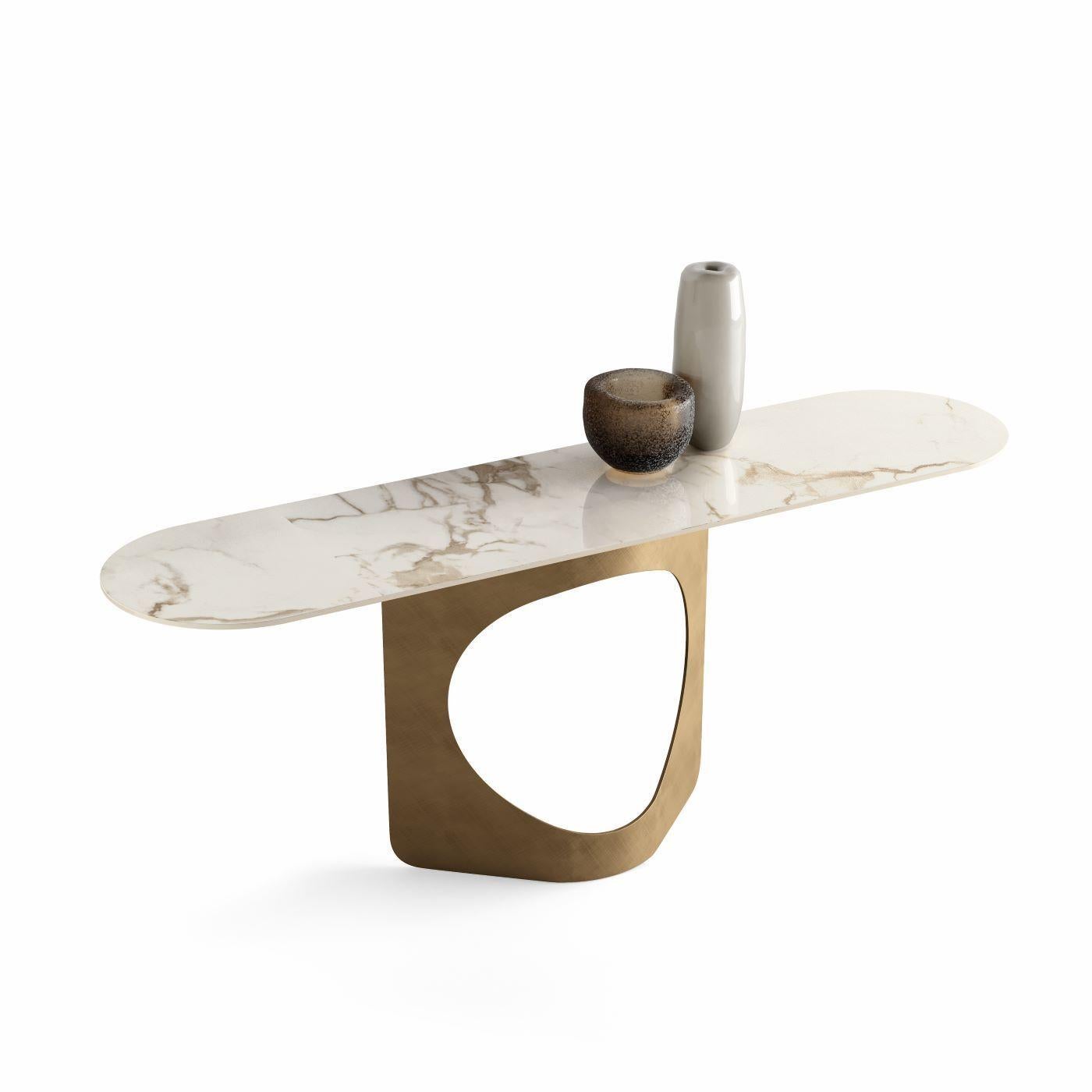 Inconfundiblemente contemporánea en líneas fluidas enriquecidas con acentos geométricos, esta consola encontrará su hogar en elegantes entradas. Una encimera de gres de 1,2 cm de grosor -con un impresionante efecto jaspeado que imita el mármol