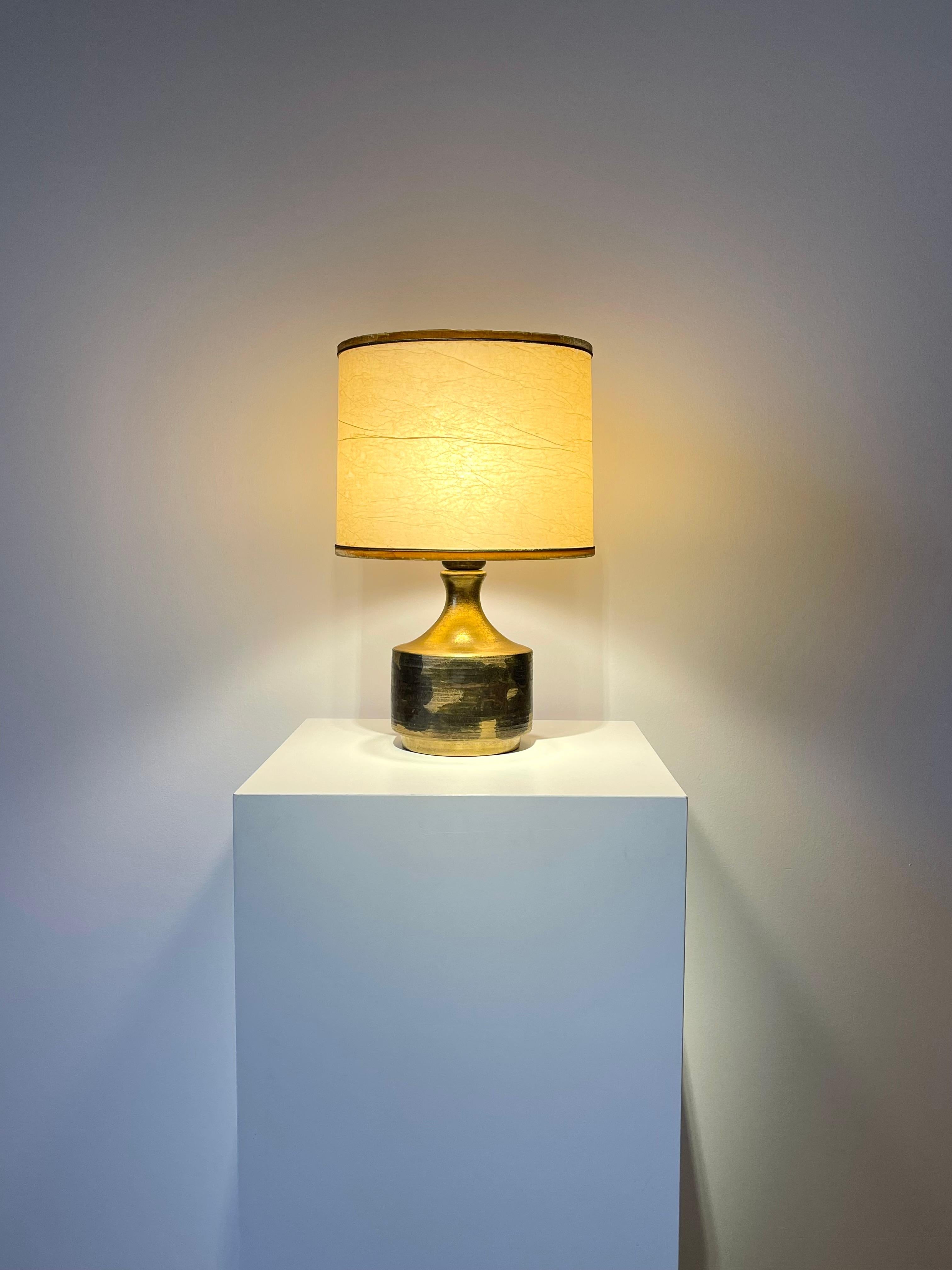 Golden luster glazed ceramic table lamp by ceramic artist Holger Granbäck, Savitorppa, Finland 1960s.
Original shade ( with signs of use, due to the age, but otherwise in good condition), with velvet trimmings, included.
Measures: Height with