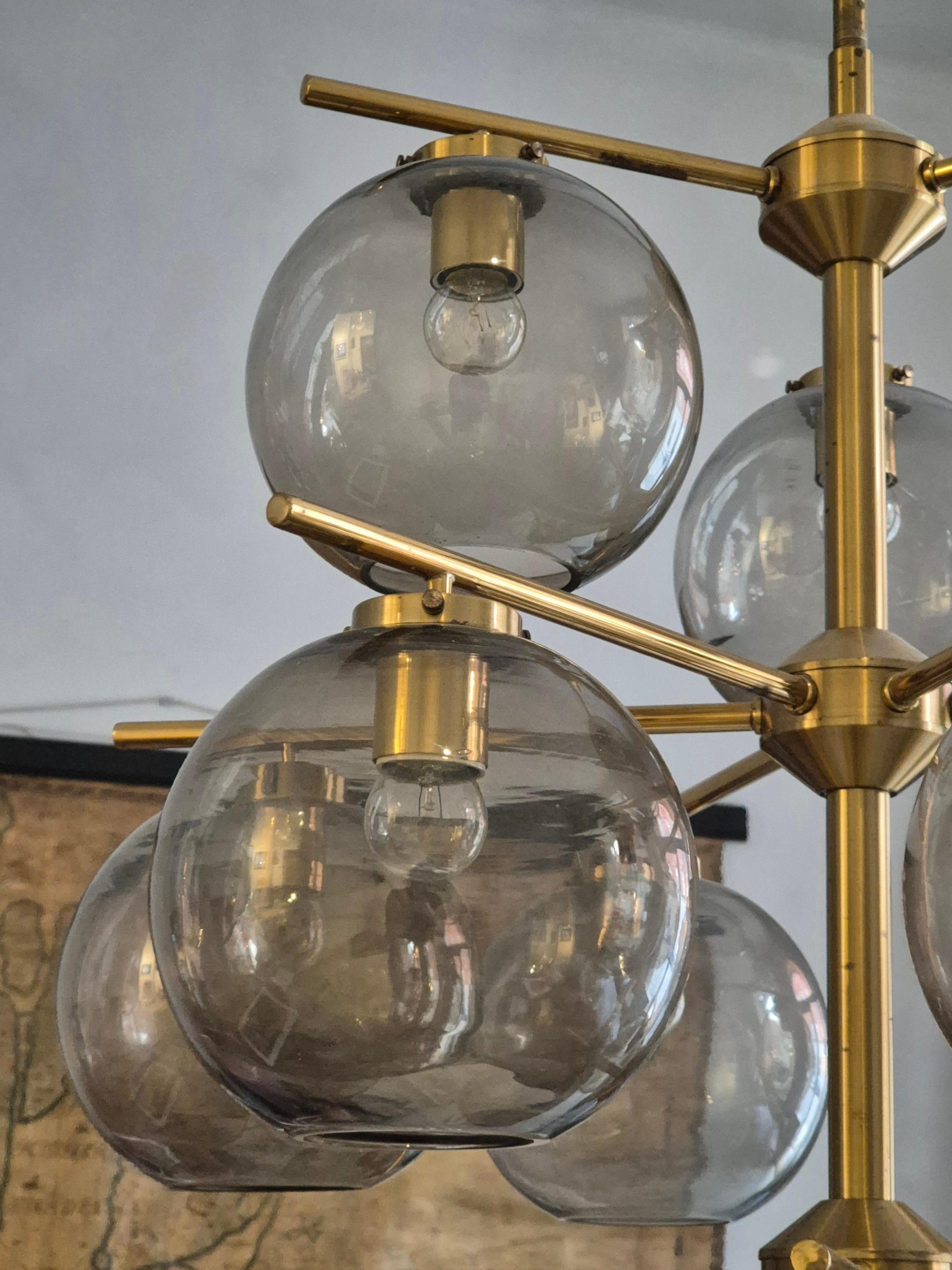 Holger Johansson, chandelier in brass and grey glass, Scandinavian Modern in vendita 4