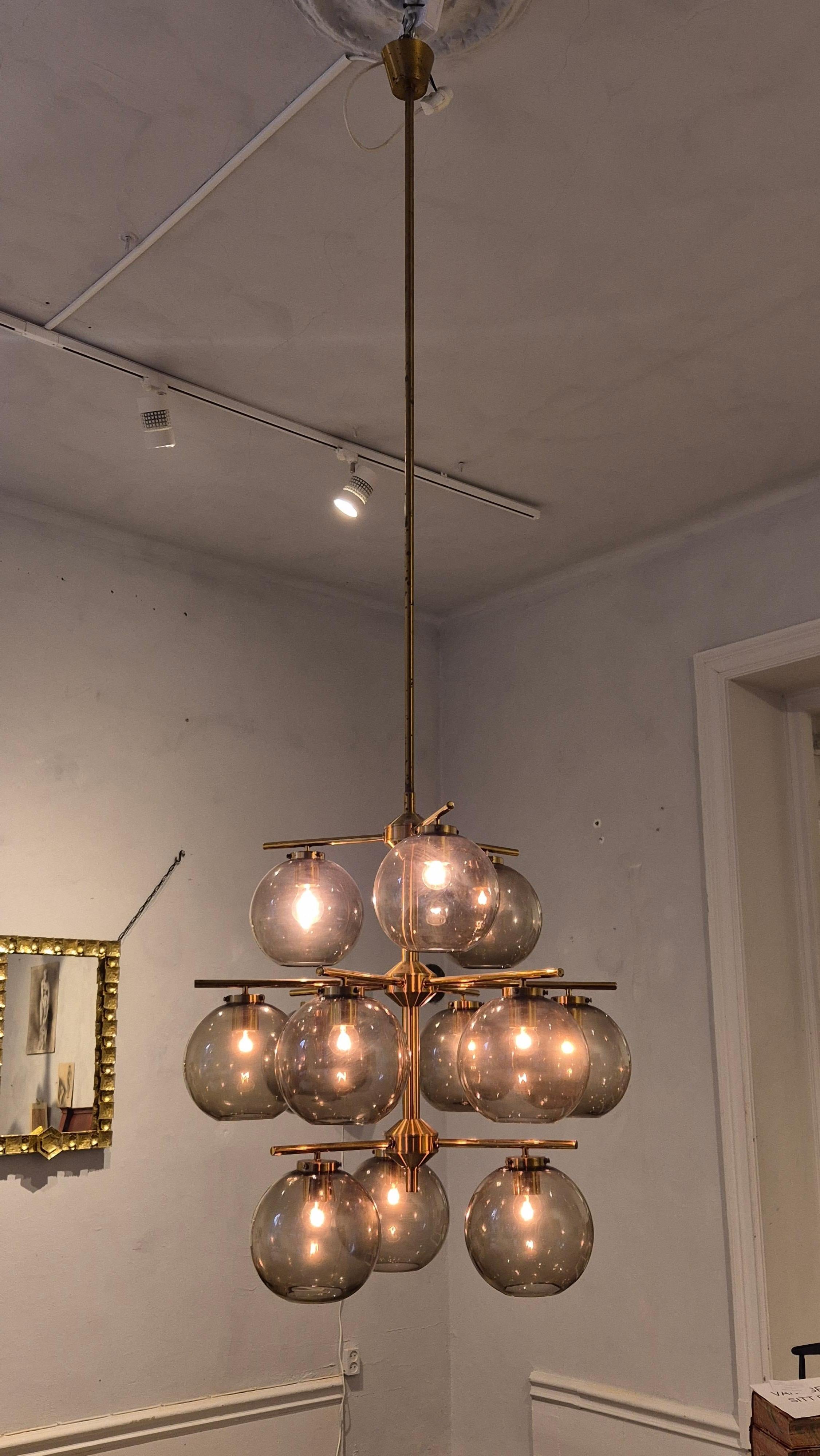 Svedese Holger Johansson, chandelier in brass and grey glass, Scandinavian Modern in vendita