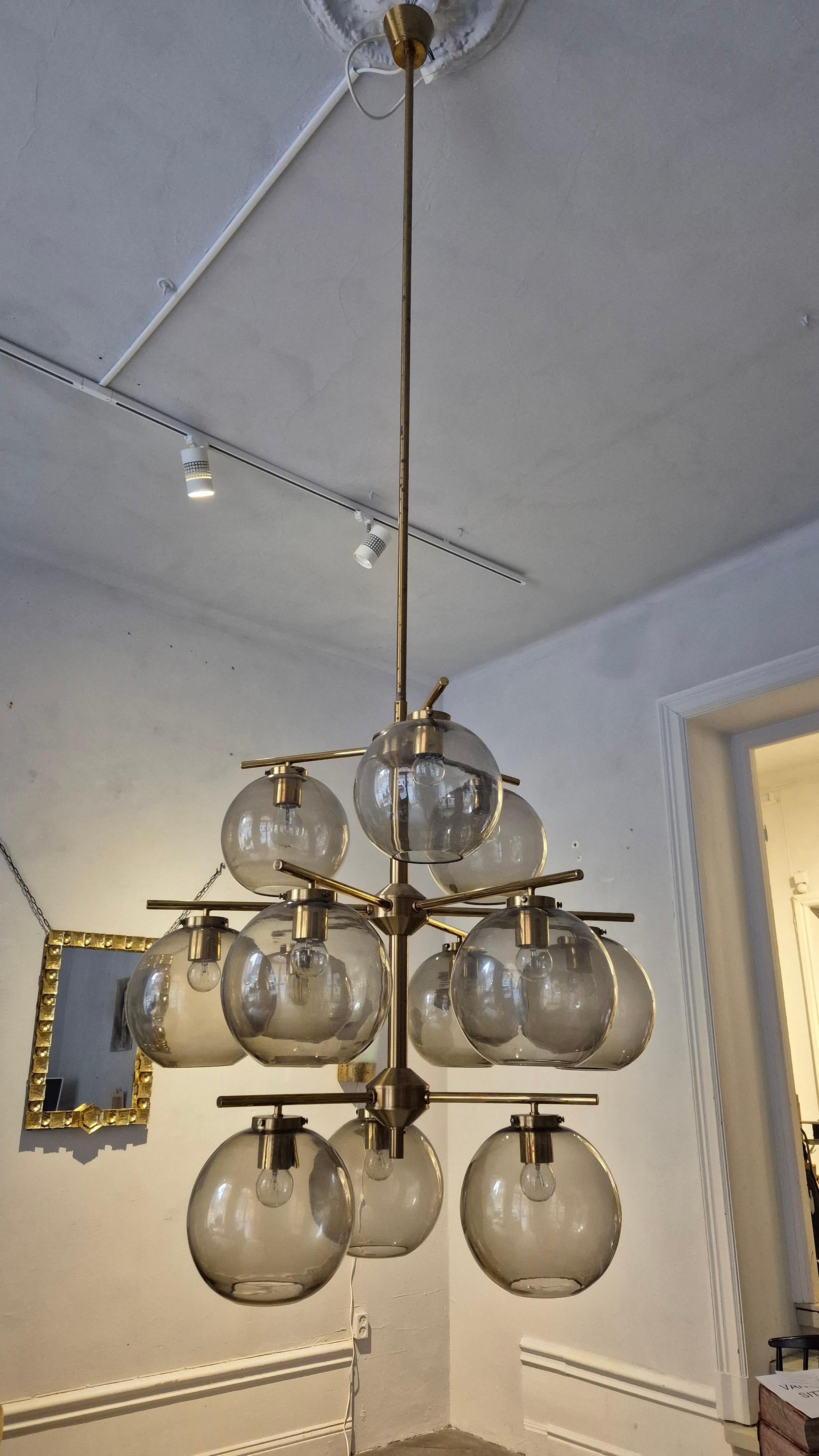 Holger Johansson, chandelier in brass and grey glass, Scandinavian Modern In condizioni discrete in vendita a Stockholm, SE