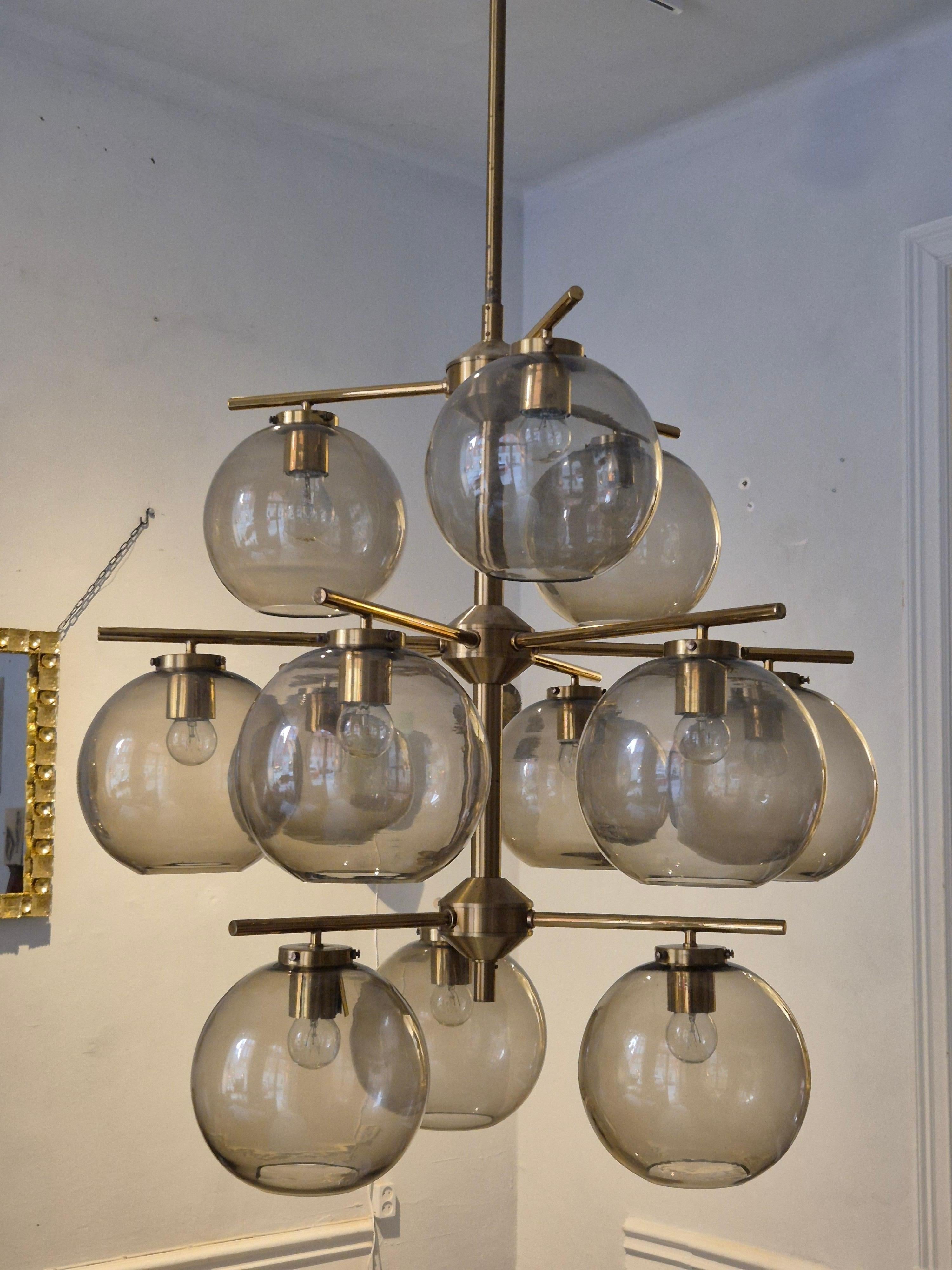 Ottone Holger Johansson, chandelier in brass and grey glass, Scandinavian Modern in vendita