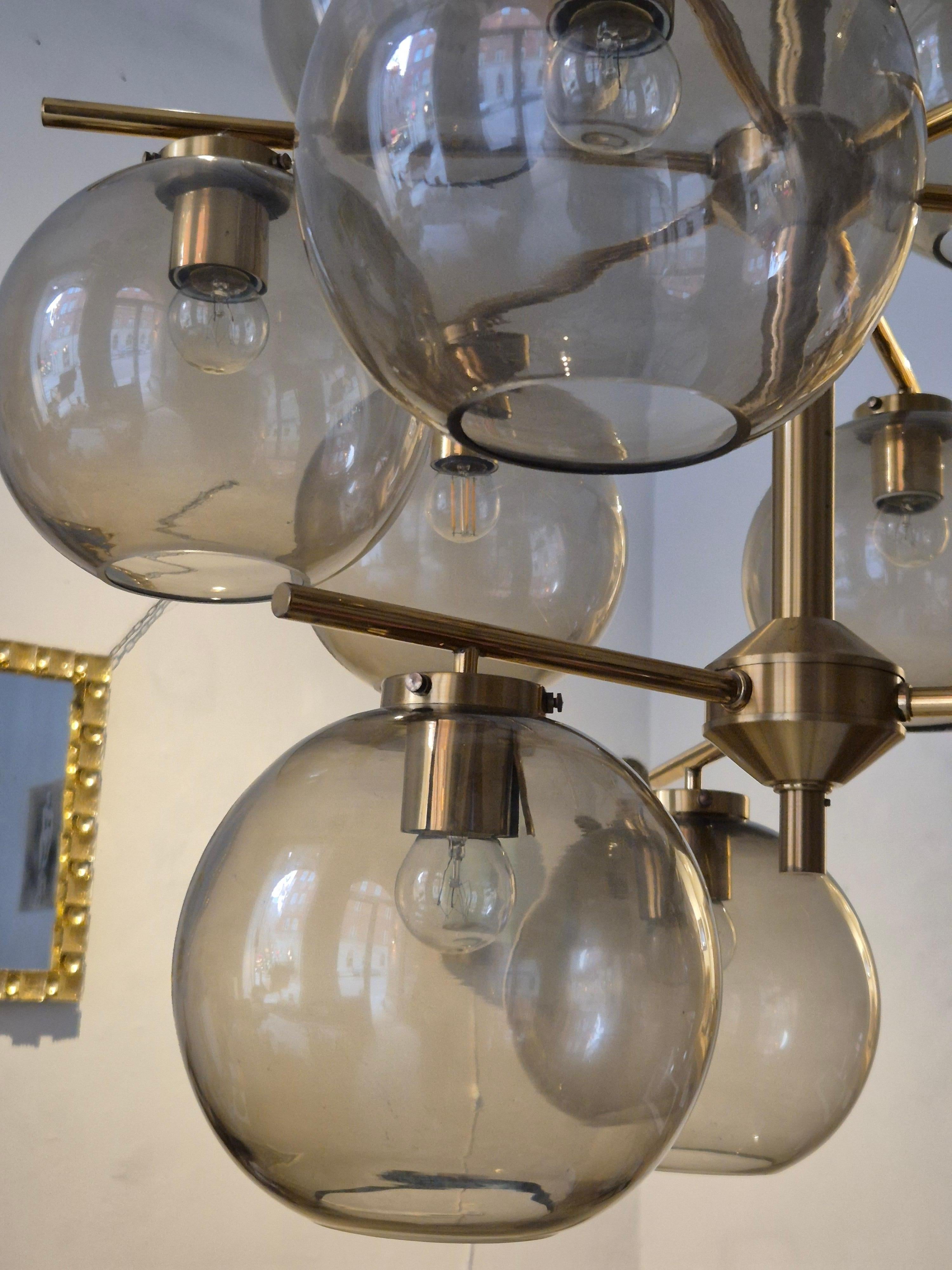 Holger Johansson, chandelier in brass and grey glass, Scandinavian Modern in vendita 1