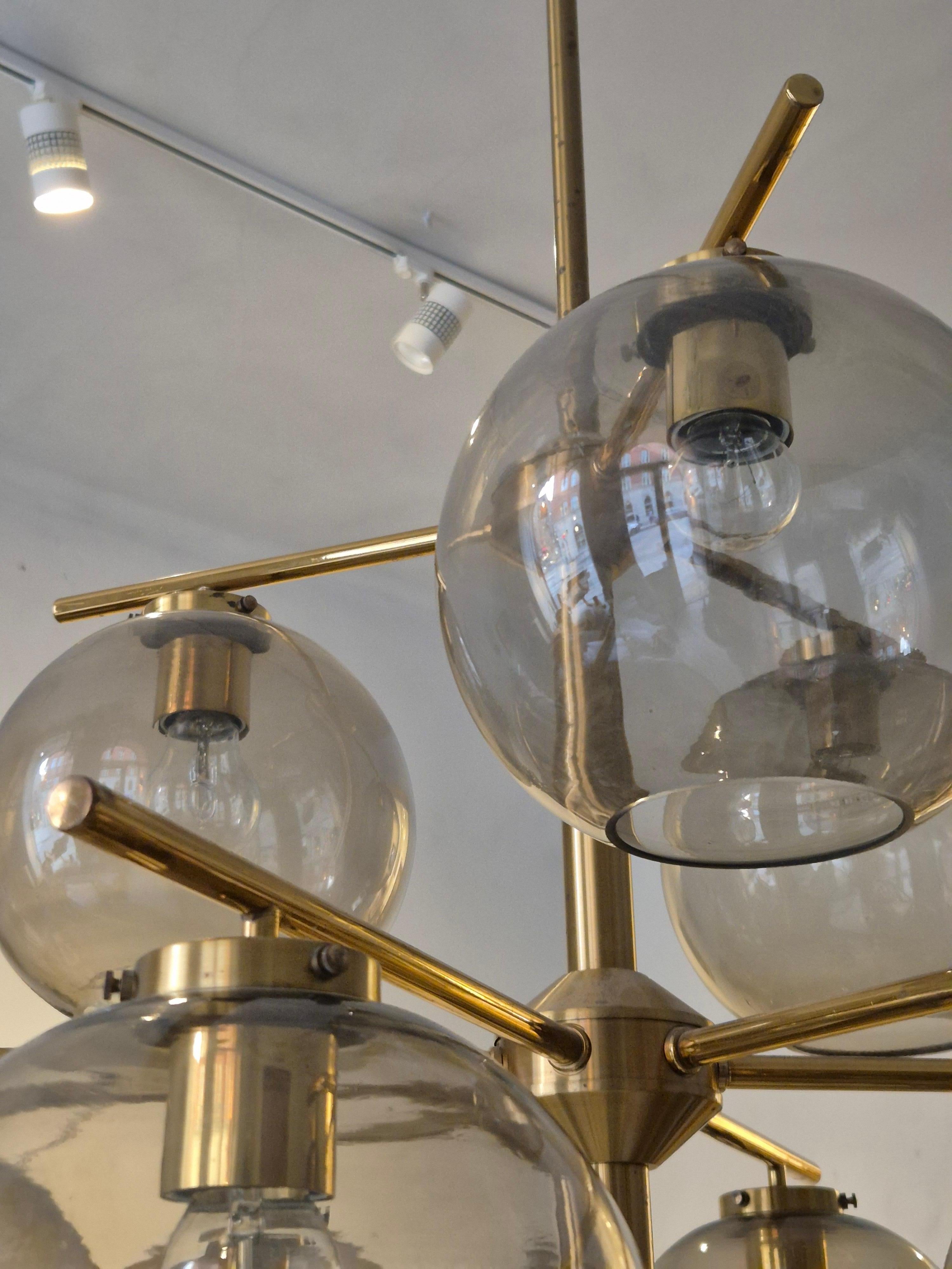 Holger Johansson, chandelier in brass and grey glass, Scandinavian Modern in vendita 2