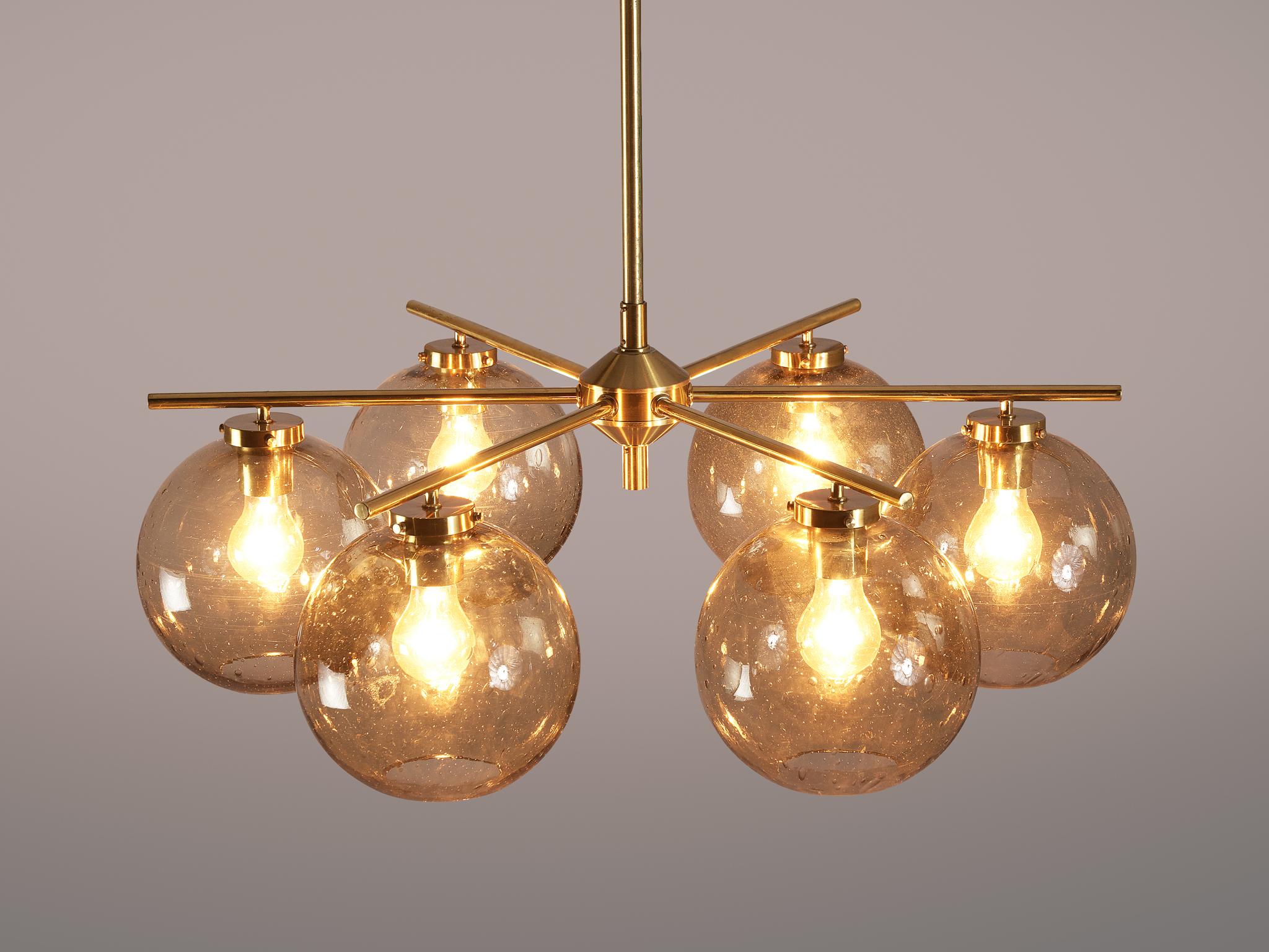 Holger Johansson per Westal, lampadario, ottone, vetro fumé, Svezia, anni '50

Questo elegante e grande lampadario è stato progettato dal designer svedese Holger Johansson negli anni Cinquanta. La struttura in ottone è composta da sei sottili bracci