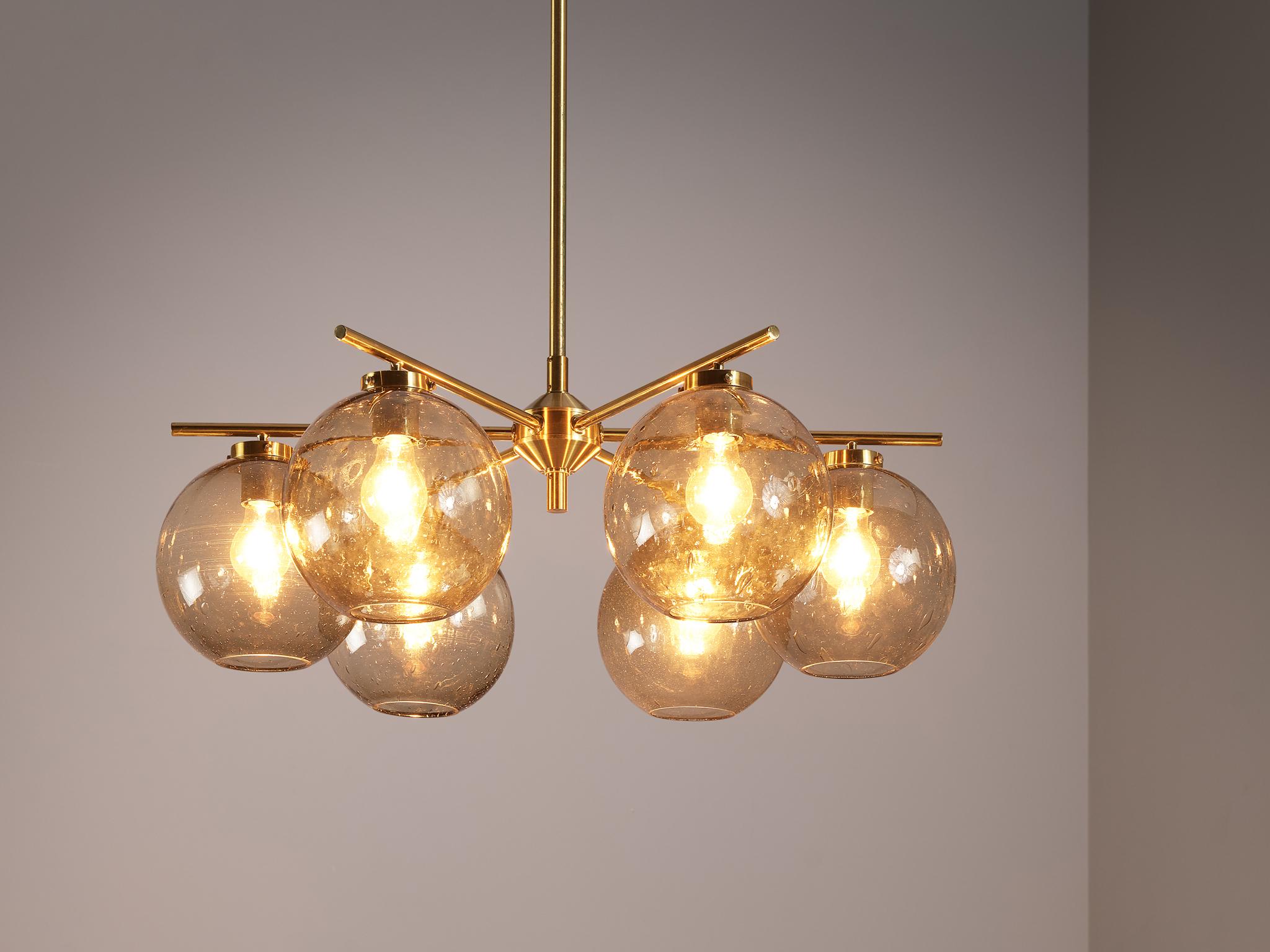Metà XX secolo Lampadario Holger Johansson per Westal in ottone e vetro fumé in vendita
