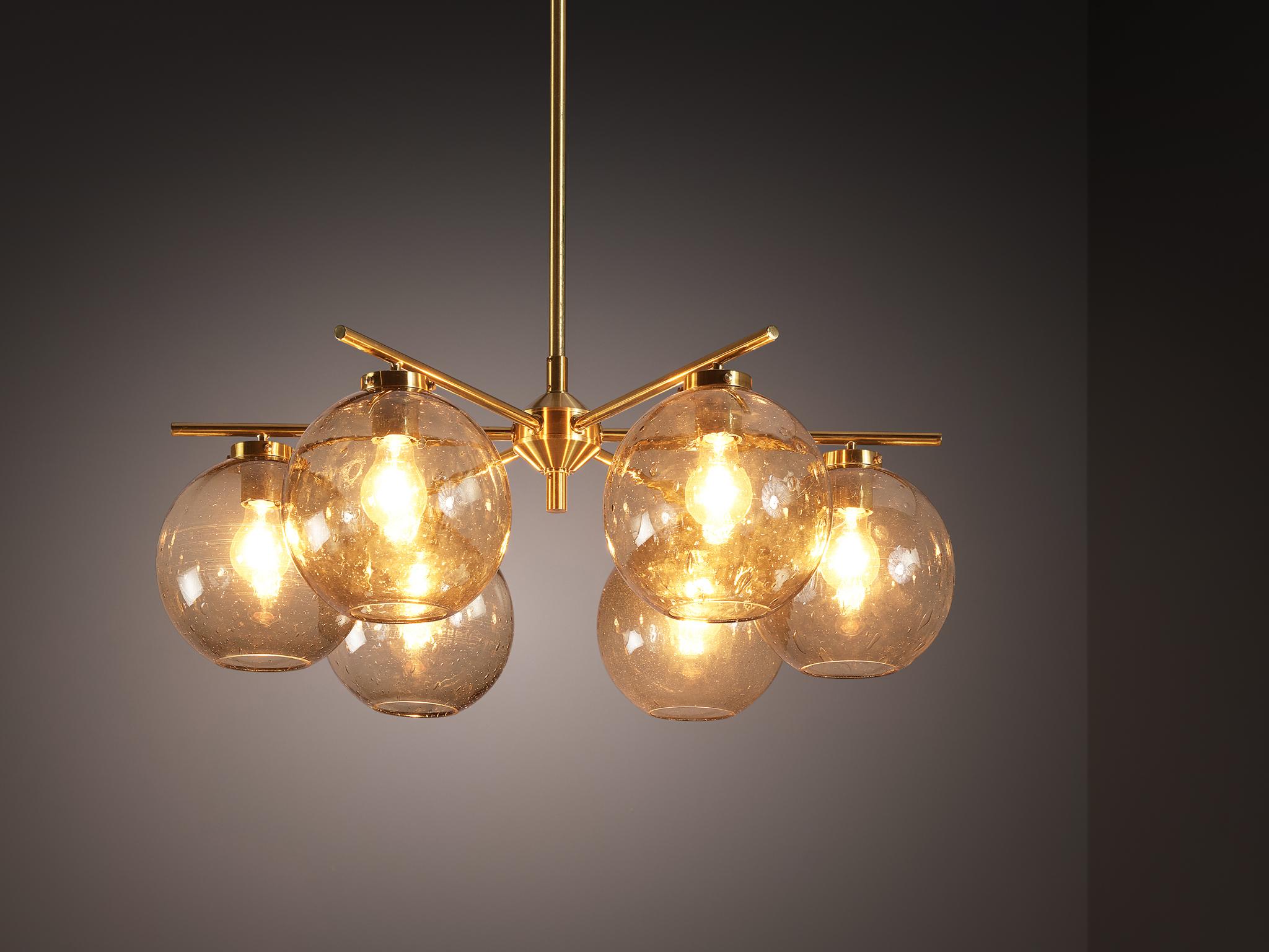 Holger Johansson for Westal Chandelier in Brass and Smoked Glass mediados del siglo XX en venta