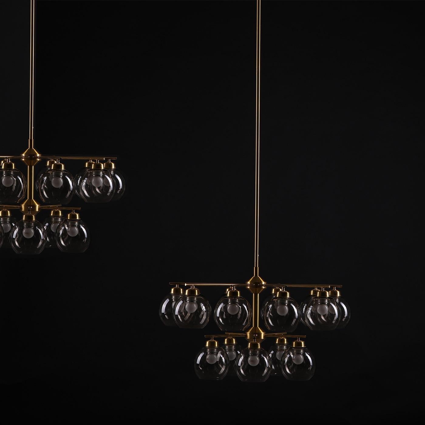 Coppia di grandi lampadari, disegnati da Holger Johansson. Prodotto da Westal negli anni '1960. Realizzato in ottone, con paralumi in vetro fumé.

Questi imponenti lampadari misurano 233 cm (7,64 piedi) di altezza. Ognuno di essi presenta un design