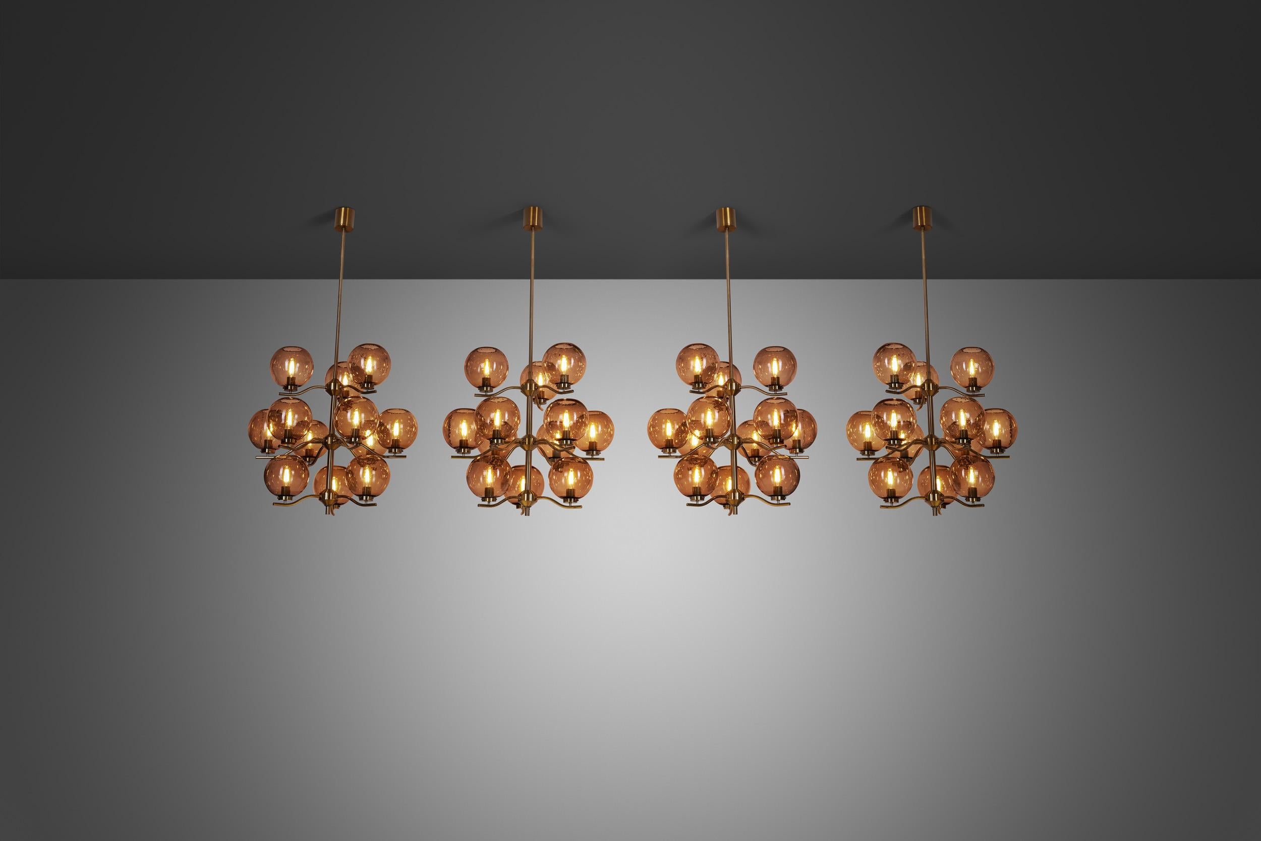 Suédois Ensemble de 6 lustres avec 12 abat-jour en verre fumé Holger Johansson, Suède, années 1970 en vente
