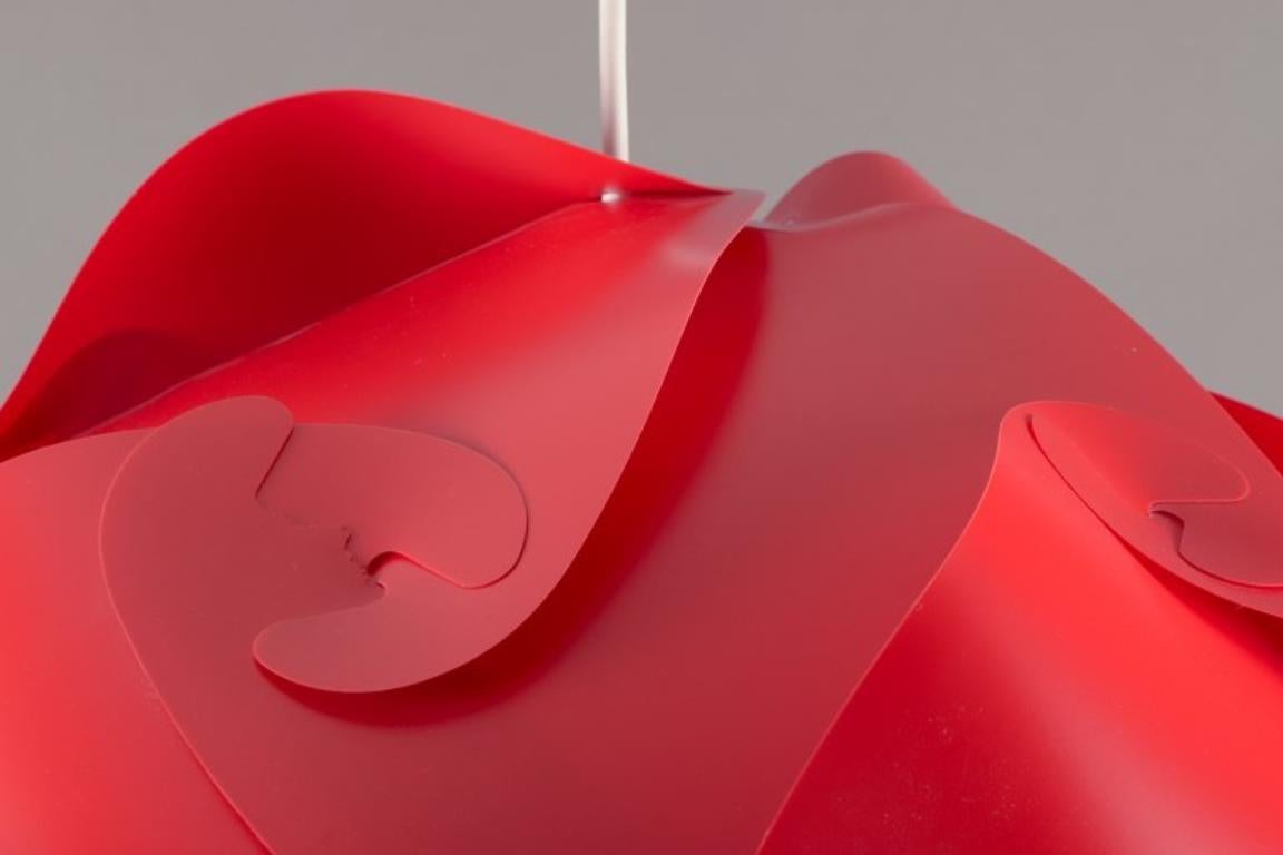 Holger Strøm, Ciondolo IQlight. Lampada da soffitto in plastica rossa.  1970s In condizioni ottime in vendita a Copenhagen, DK