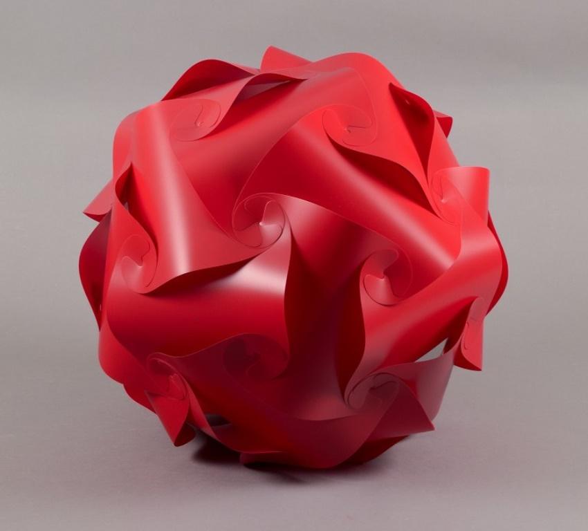 Plastica Holger Strøm, Ciondolo IQlight. Lampada da soffitto in plastica rossa.  1970s in vendita