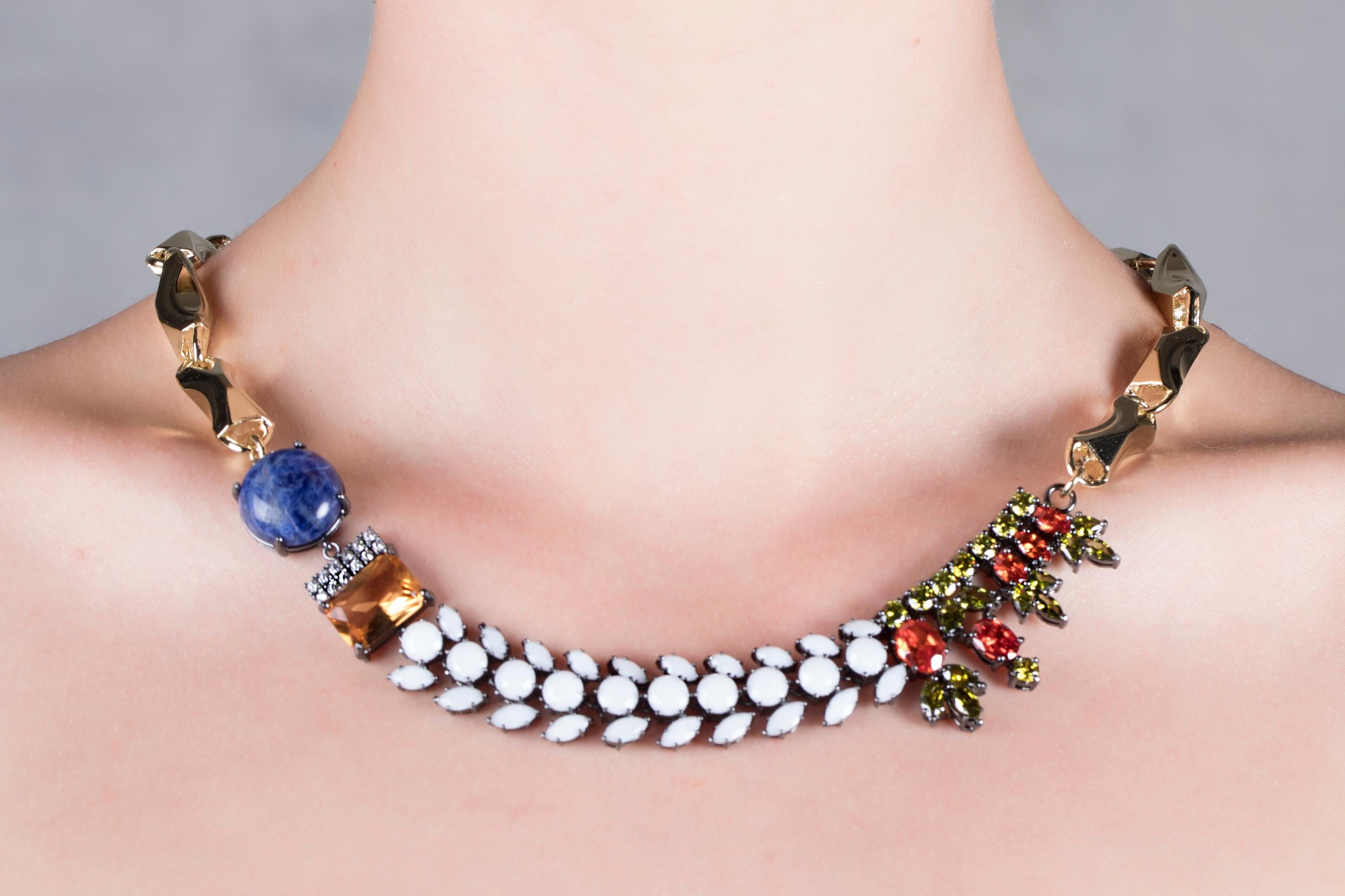  Inject a dose of color with this IOSSELLIANI CLUB AFRICANA sodalite necklace.  Following the vocation of the brand, this piece translates colors and shapes into eclectic jewels, featuring a cascade of white glass stones mixed a with sodalite