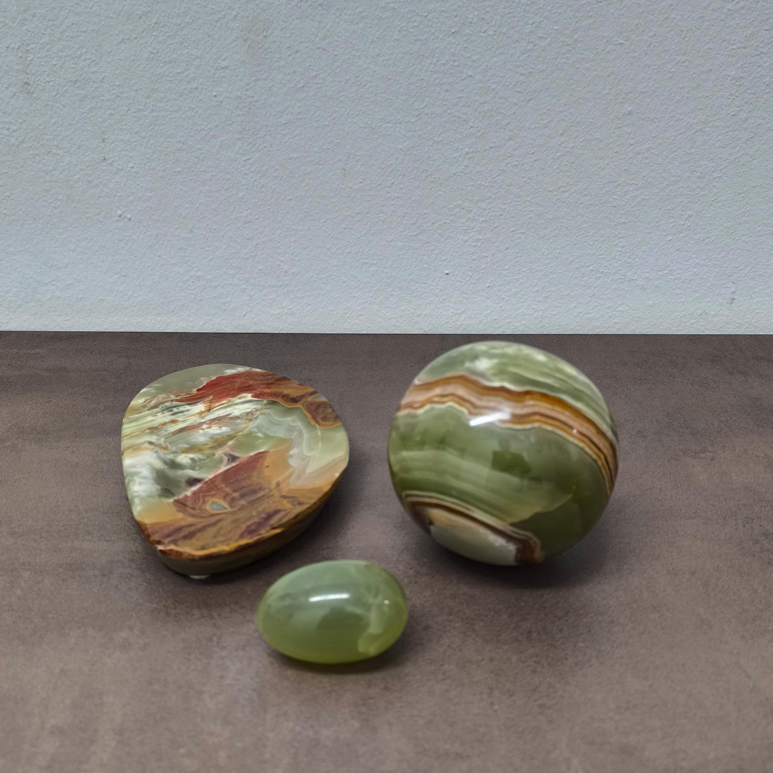 Sculpté à la main CADEAU DE FÊTE - Set fumeur en onyx vert - Cendrier, porte-cigarette, œuf décoratif en vente