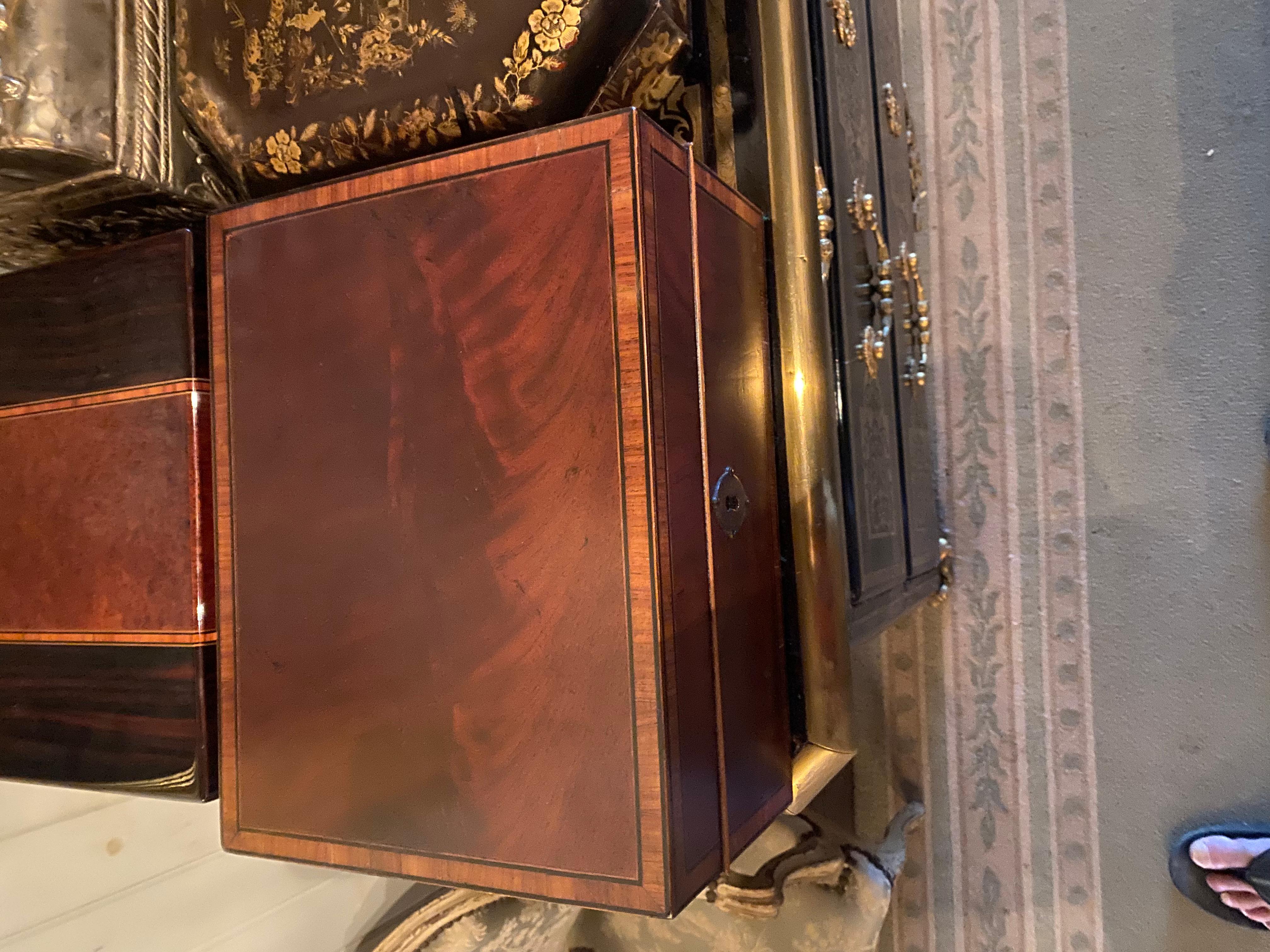 REGALO DI VACANZA, Bellissimo Humidor inglese in mogano e legno satinato con int. In condizioni ottime in vendita a Buchanan, MI