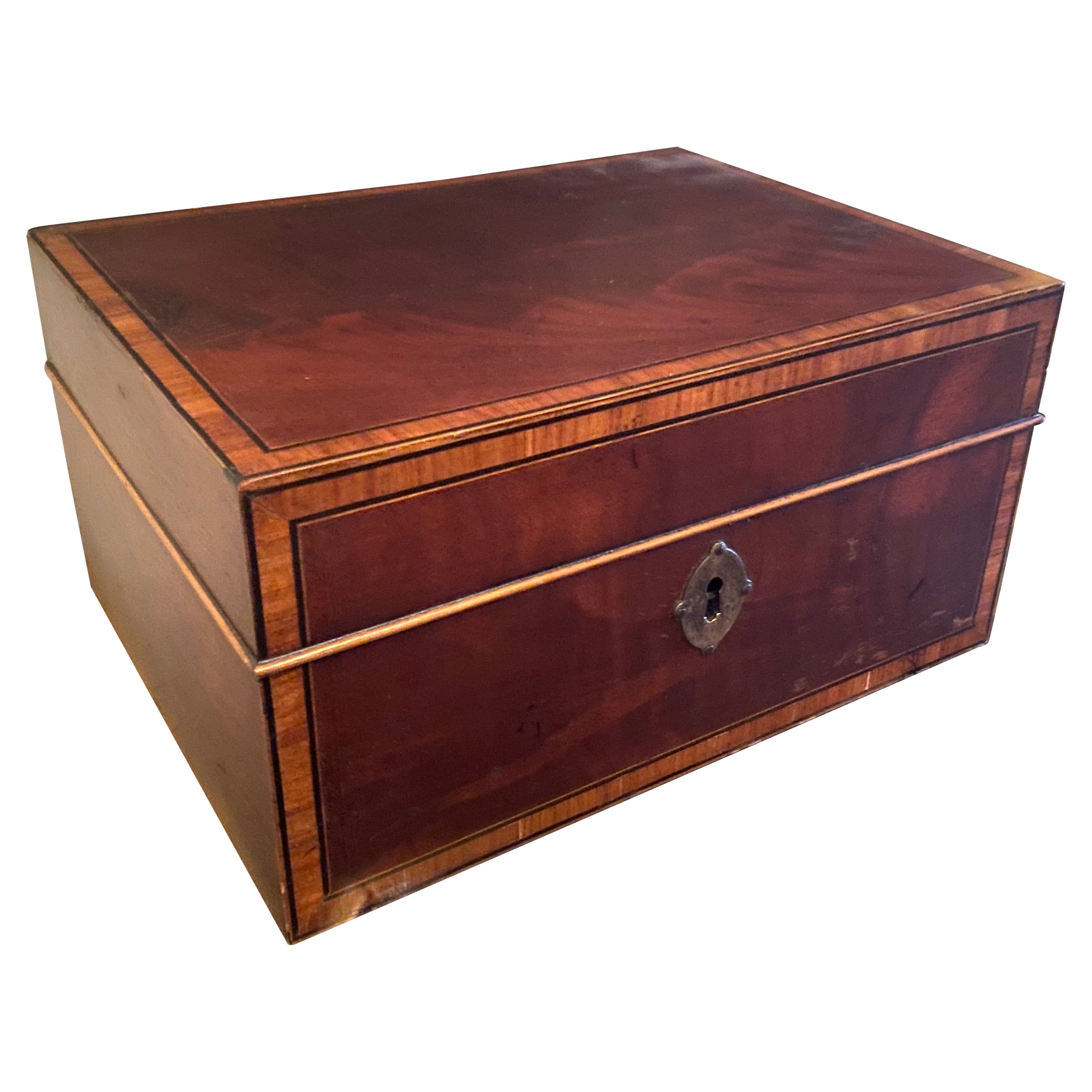 CADEAU DE FÊTE, beau Humidor en acajou anglais et Wood Wood Satin, avec couvercle en acier inoxydable.