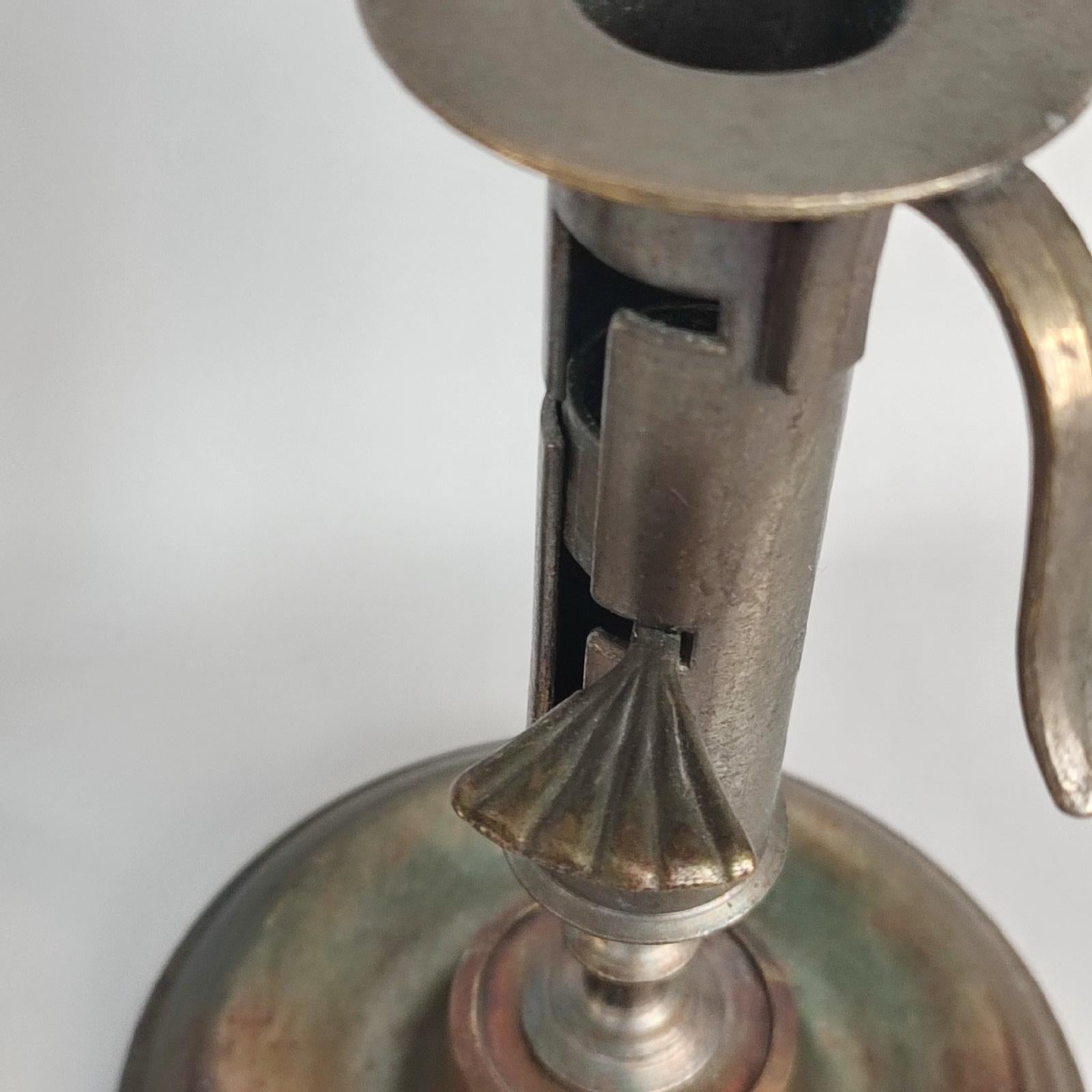 REGALO DI VACANZA - Coppia di candelieri a pressione in ottone antico con elevazione meccanica in vendita 5