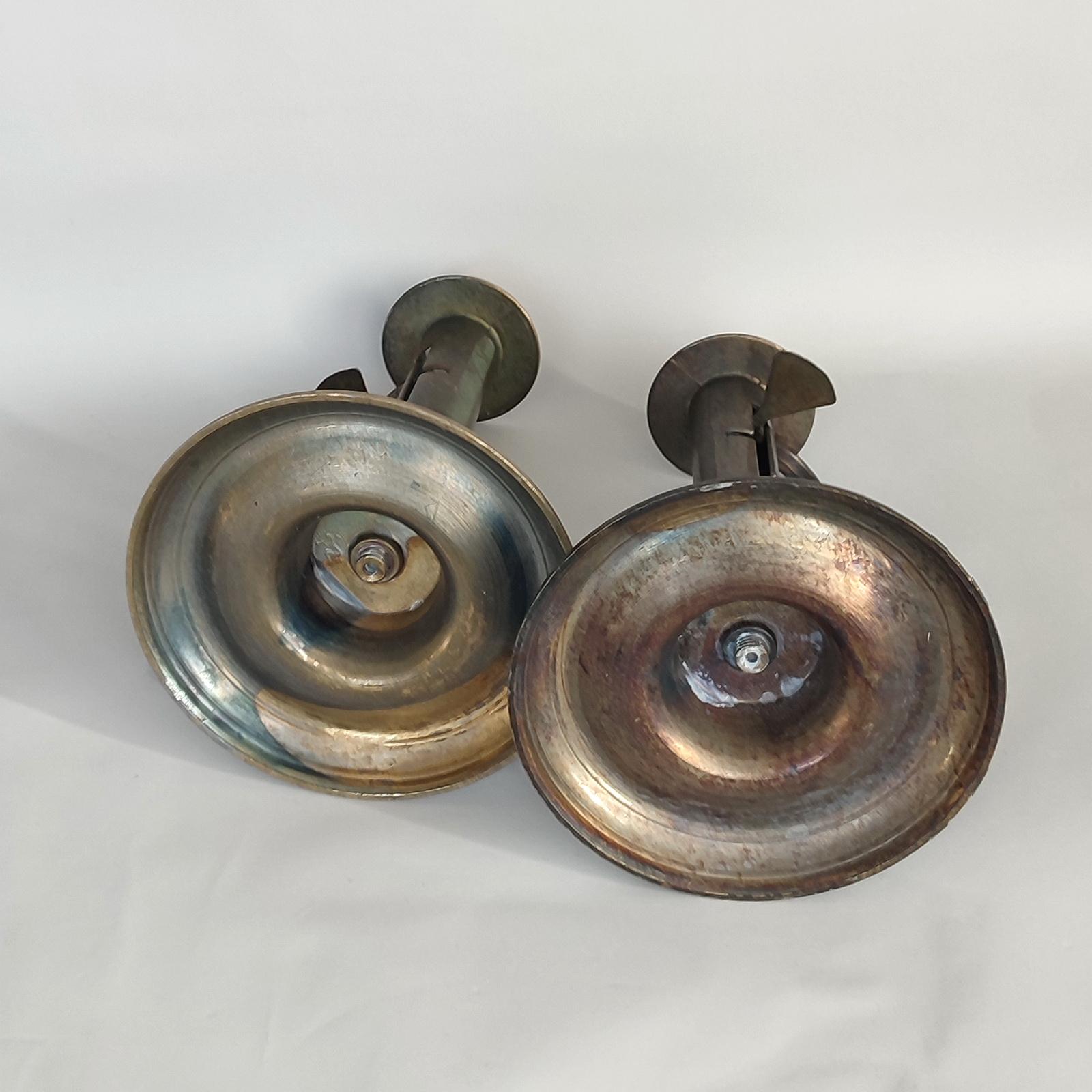 REGALO DI VACANZA - Coppia di candelieri a pressione in ottone antico con elevazione meccanica in vendita 8