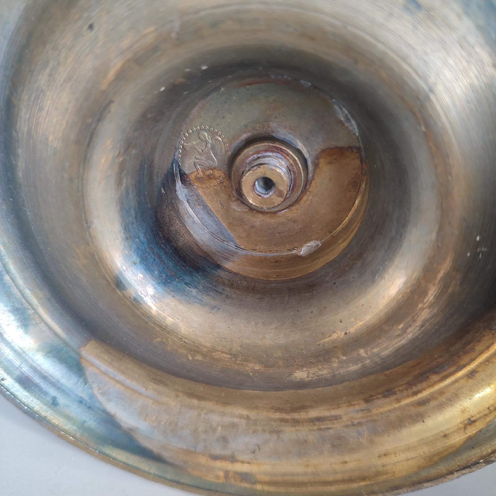 REGALO DI VACANZA - Coppia di candelieri a pressione in ottone antico con elevazione meccanica in vendita 9