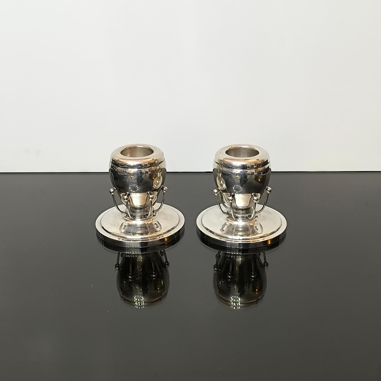 WEIHNACHTSGESCHENK - Paar Kerzenhalter aus Silberblech im In the style of Georg Jensen (Moderne der Mitte des Jahrhunderts) im Angebot