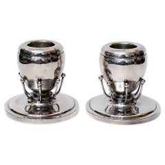 REGALO DI VACANZA - Coppia di portacandele in silverplate nello stile di Georg Jensen
