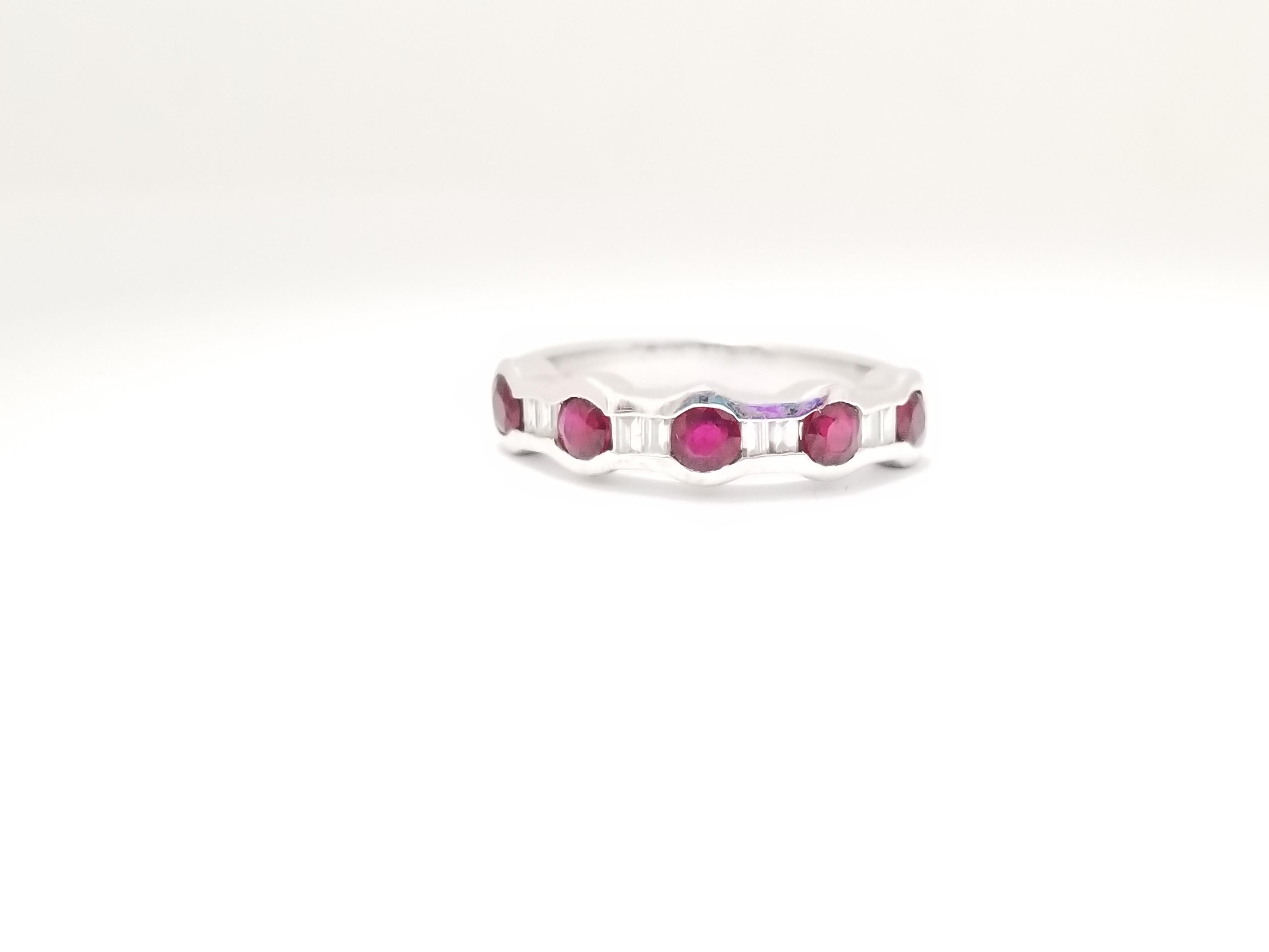 HOLIDAY SALE Bague en or blanc 18 carats avec rubis naturel et diamants Pour femmes en vente