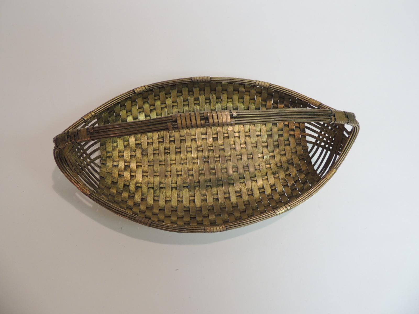 Vieux panier plat décoratif en laiton tressé avec poignée. 
Motif de vannerie complexe et motif utilisant de petites bandes plates de laiton
 pour créer le panier et la poignée. 
Italie::
1960s.