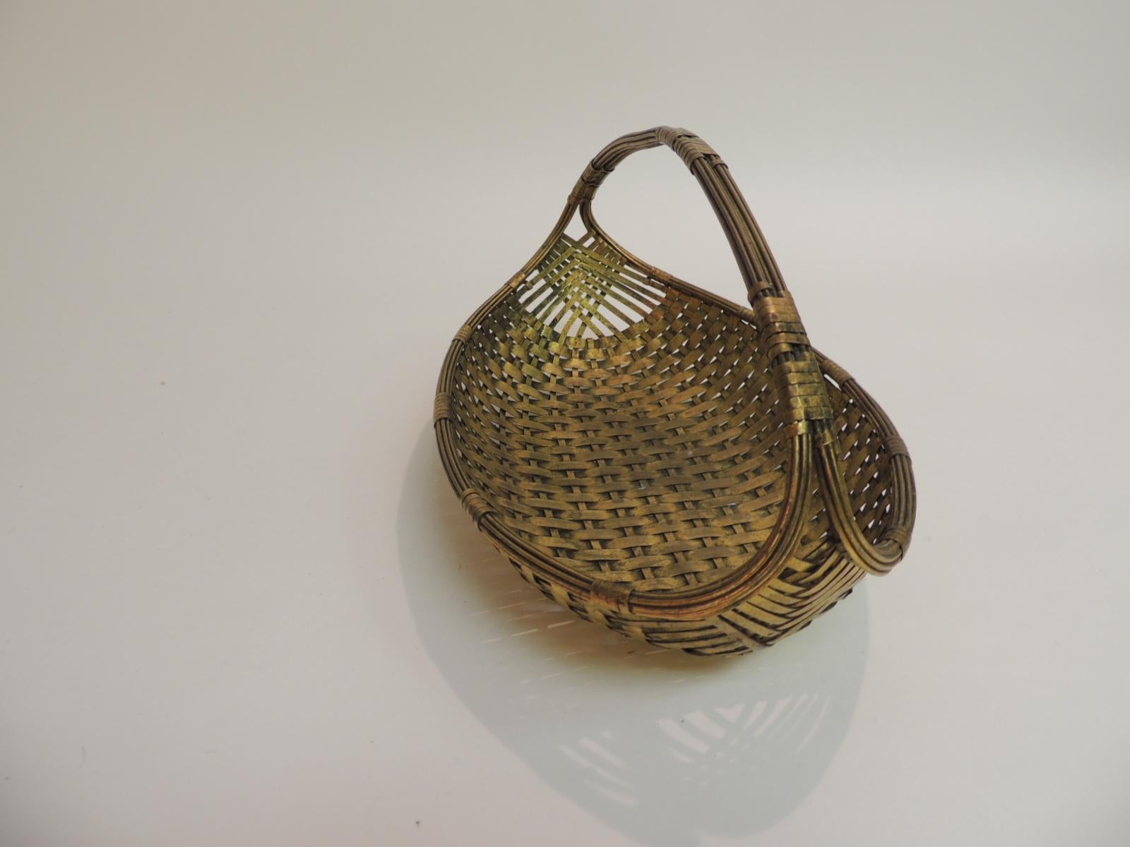 Mid-Century Modern Vieux panier décoratif en laiton plat tressé avec poignée