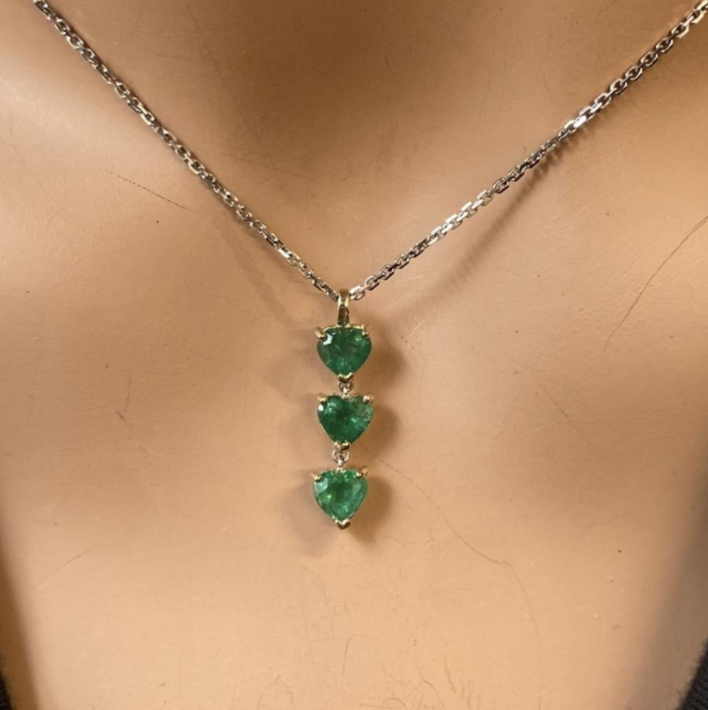 Taglio smeraldo Speciale vacanze! NWT $2, 800 Collana a cuore con ciondolo in smeraldo colombiano 14KT in vendita