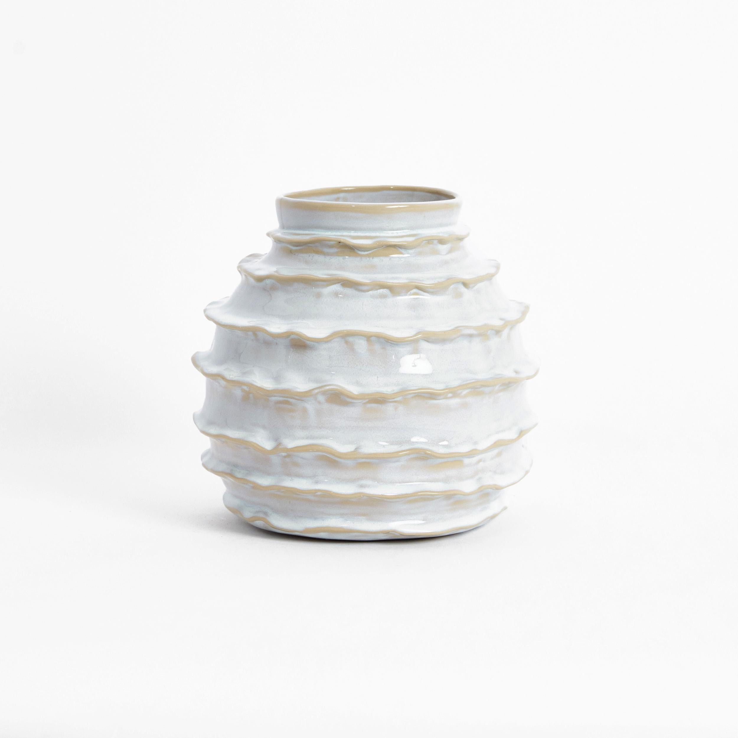 Urlaubsvase in glänzendem Weiß.

Entworfen von Project 213A im Jahr 2021 aus handgefertigtem Steingut.

Die ovale, an den Rändern gekräuselte Vase sorgt für einen Kontrast der Leichtigkeit. Diese handgefertigte und verzierte Vase ist mit einer