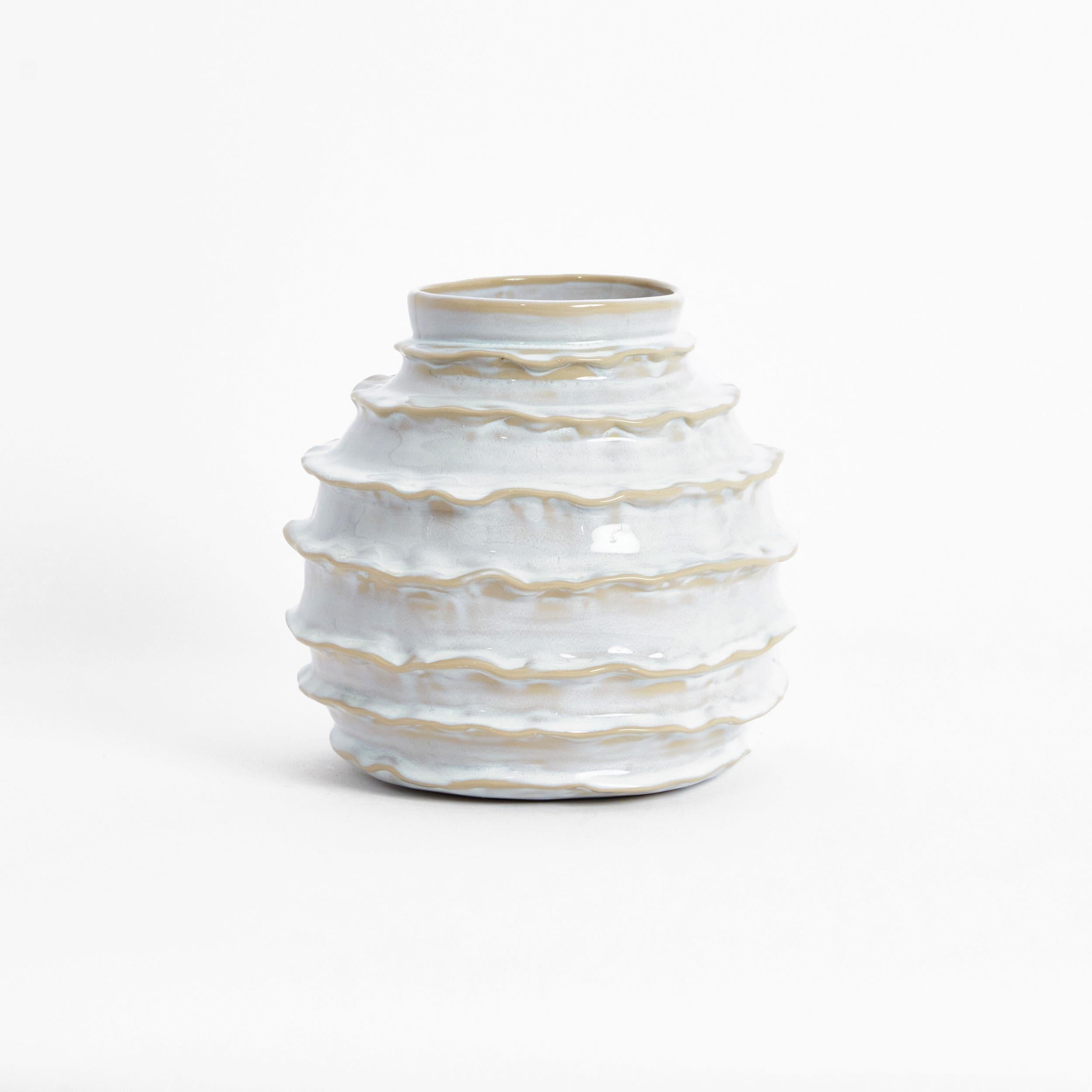 Vaso natalizio in bianco lucido.

Disegnato da Project 213A nel 2021 in gres fatto a mano.

Il vaso ovale, arruffato sui bordi, crea un contrasto di leggerezza. Questo vaso realizzato e impreziosito a mano è rifinito con uno smalto bianco lucido