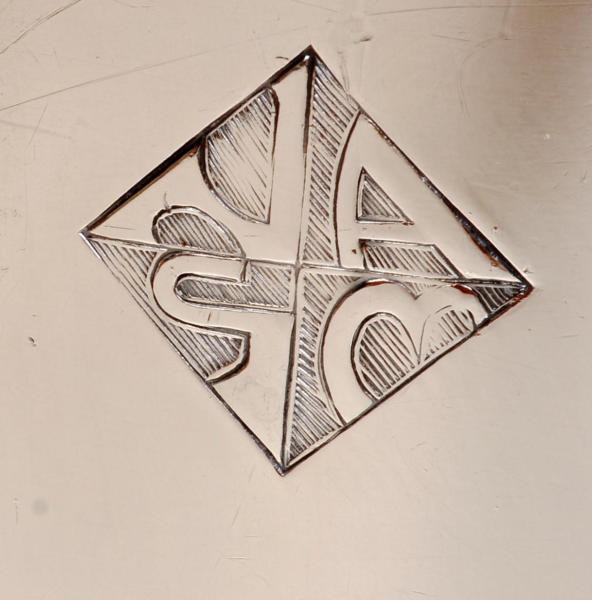 Seau à glace en métal argenté de la ligne Holland-America avec écusson en diamant, par V. Zwanenburg vers 1950. Probablement fabriqué par Christophole pour Zwanenburg. Le seau, doté d'une anse pivotante à boule capturée dans le style Georg Jensen,
