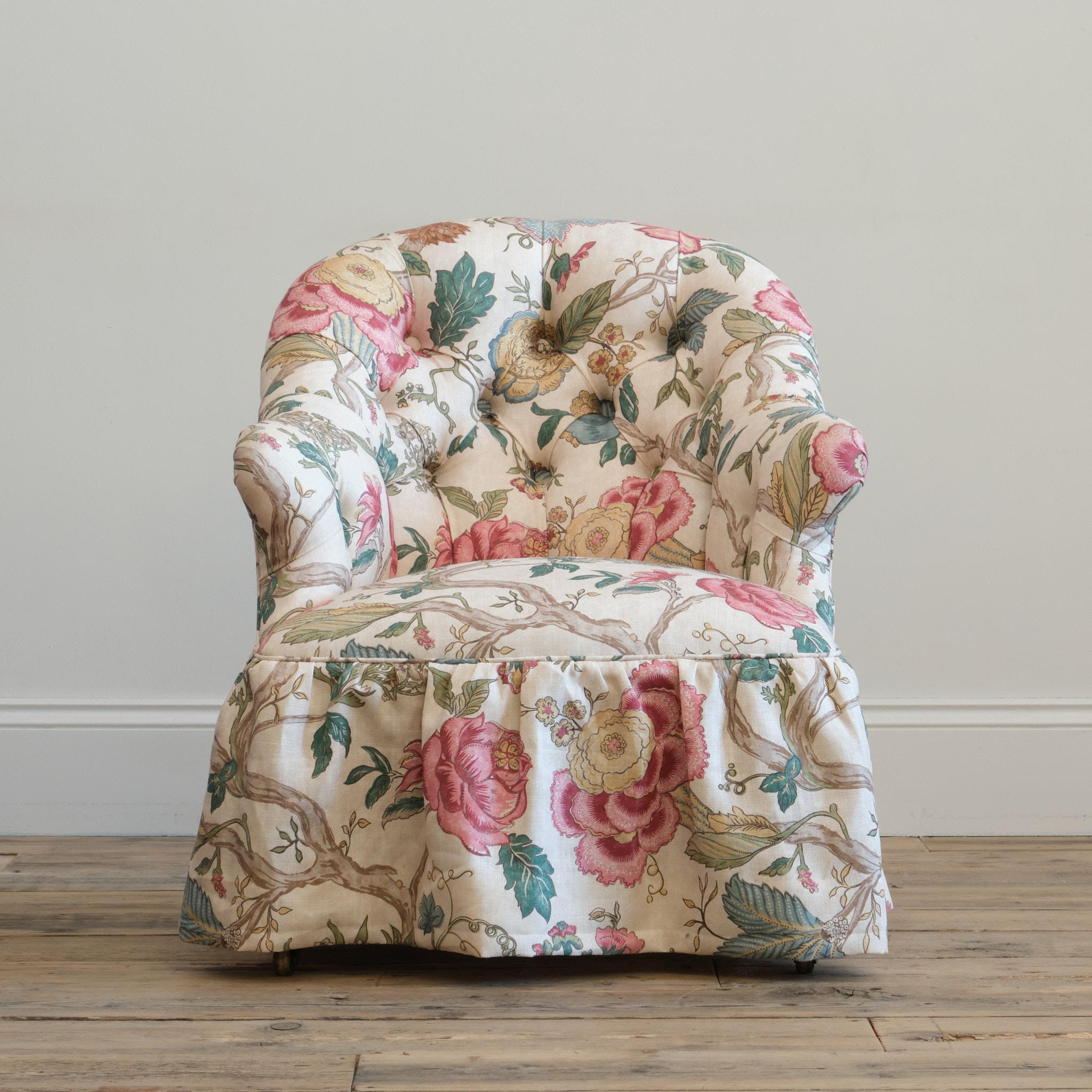 Sillón con respaldo de bañera Holland & Sons de buena calidad de mediados del siglo XIX. Recién tapizada por nosotros en lino estampado Colefax & Fowler 'Mariella'. Sobre patas de nogal y con las ruedas de latón originales de Cope and Collinson. La