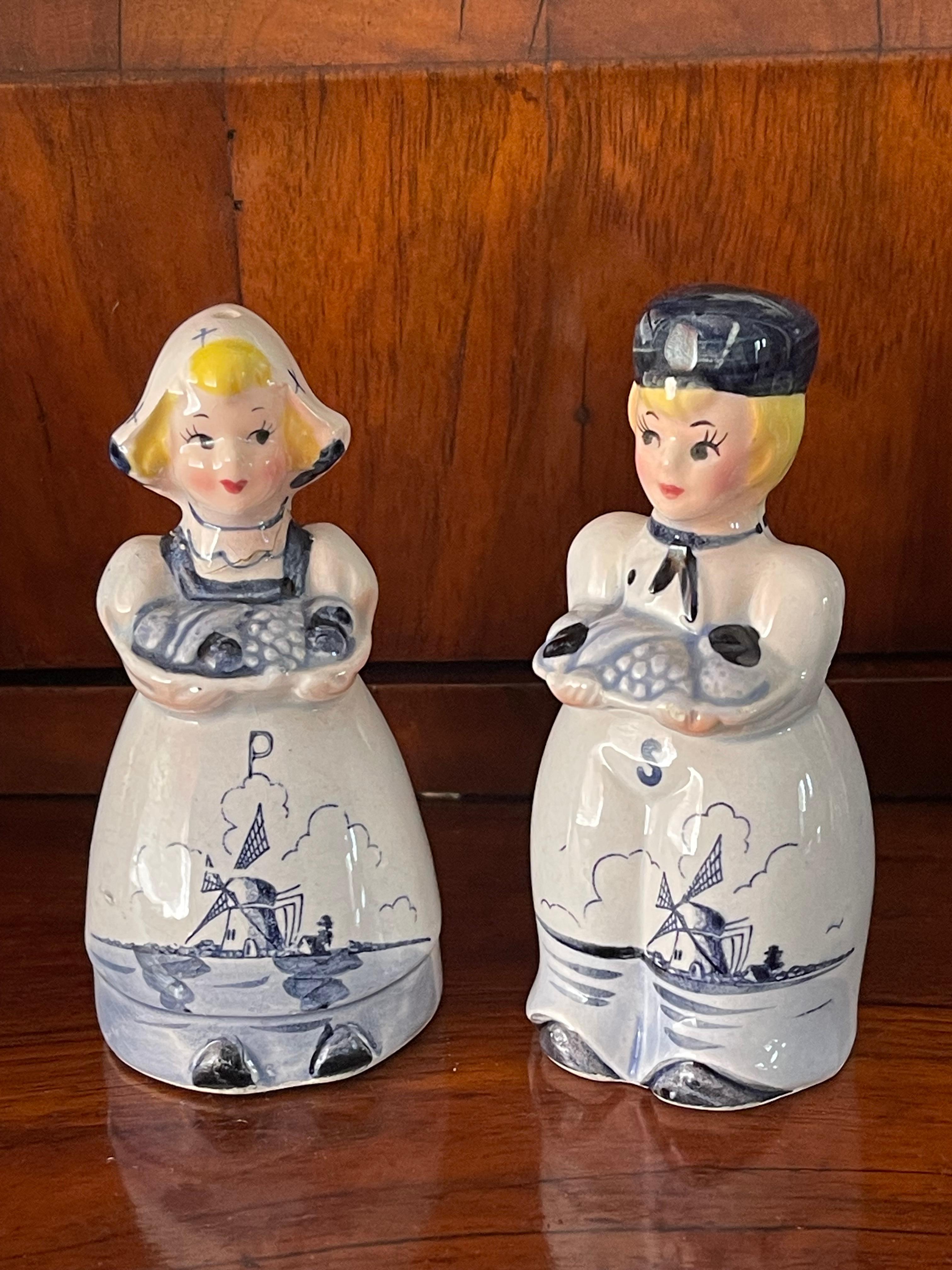 Holanda Juego de salero y pimentero de cerámica de Delft pintados a mano como pareja de arte popular. Decorativo y coleccionable.