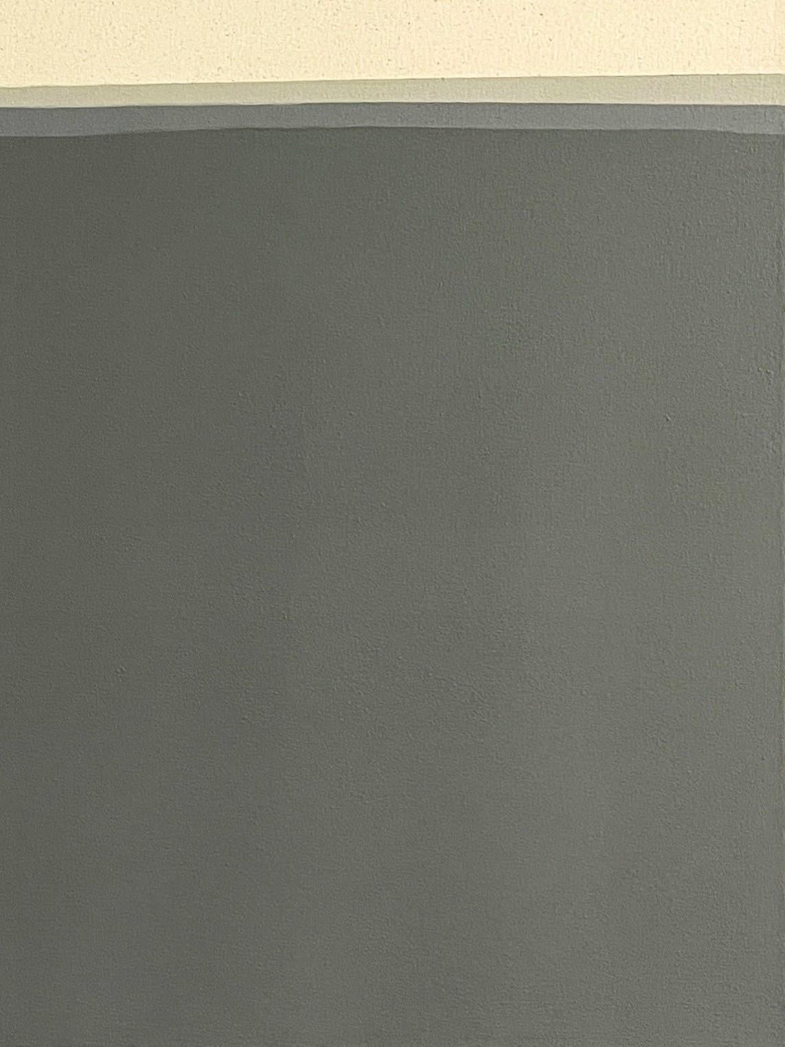 Quadro geometrico astratto contemporaneo dell'artista Holland Geibel di Houston. L'opera presenta strati di forme rettangolari in varie tonalità di grigio su uno sfondo marrone. Firmato e intitolato sul retro. Recentemente è stato presentato in 