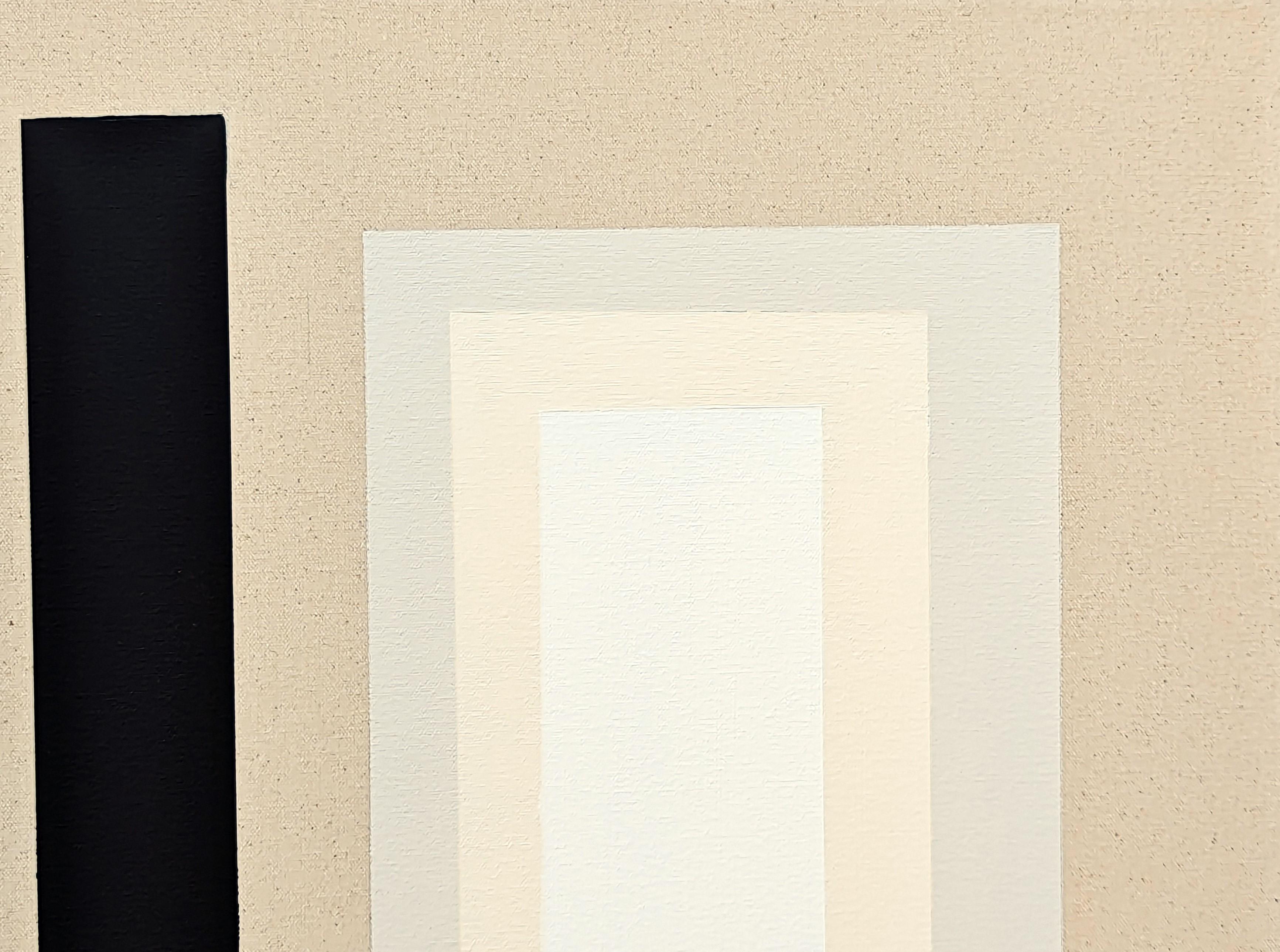 Quadro geometrico astratto contemporaneo dell'artista Holland Geibel di Houston. L'opera presenta strati di forme rettangolari in varie tonalità neutre di marrone, bianco e nero. Firmato, intitolato e datato sul retro. Attualmente non è