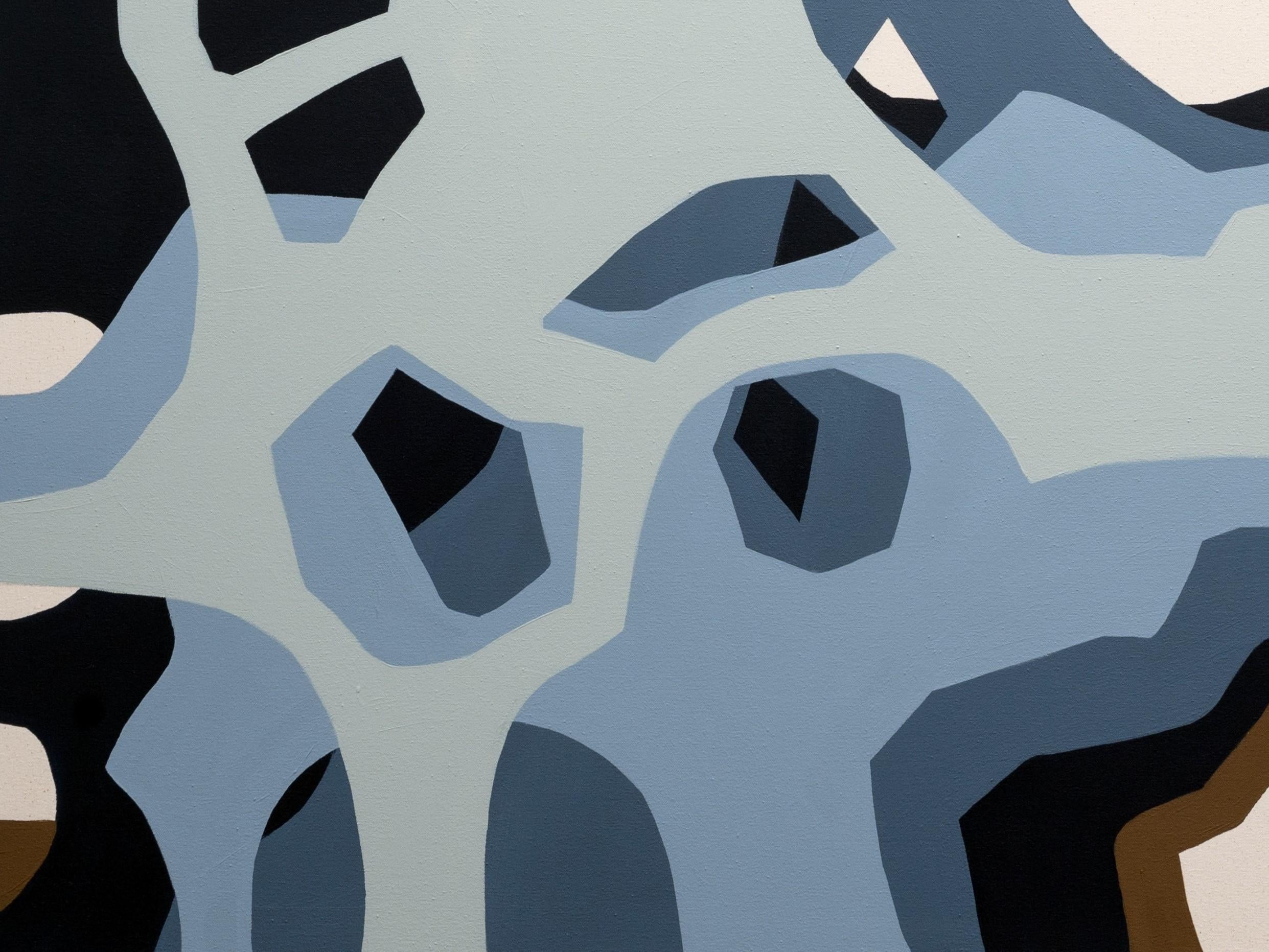 Quadro geometrico astratto contemporaneo dell'artista Holland Geibel di Houston. L'opera presenta strati di forme ramificate blu, nere e marroni su uno sfondo bianco. Firmato nell'angolo anteriore in basso a destra e firmato e titolato sul retro.