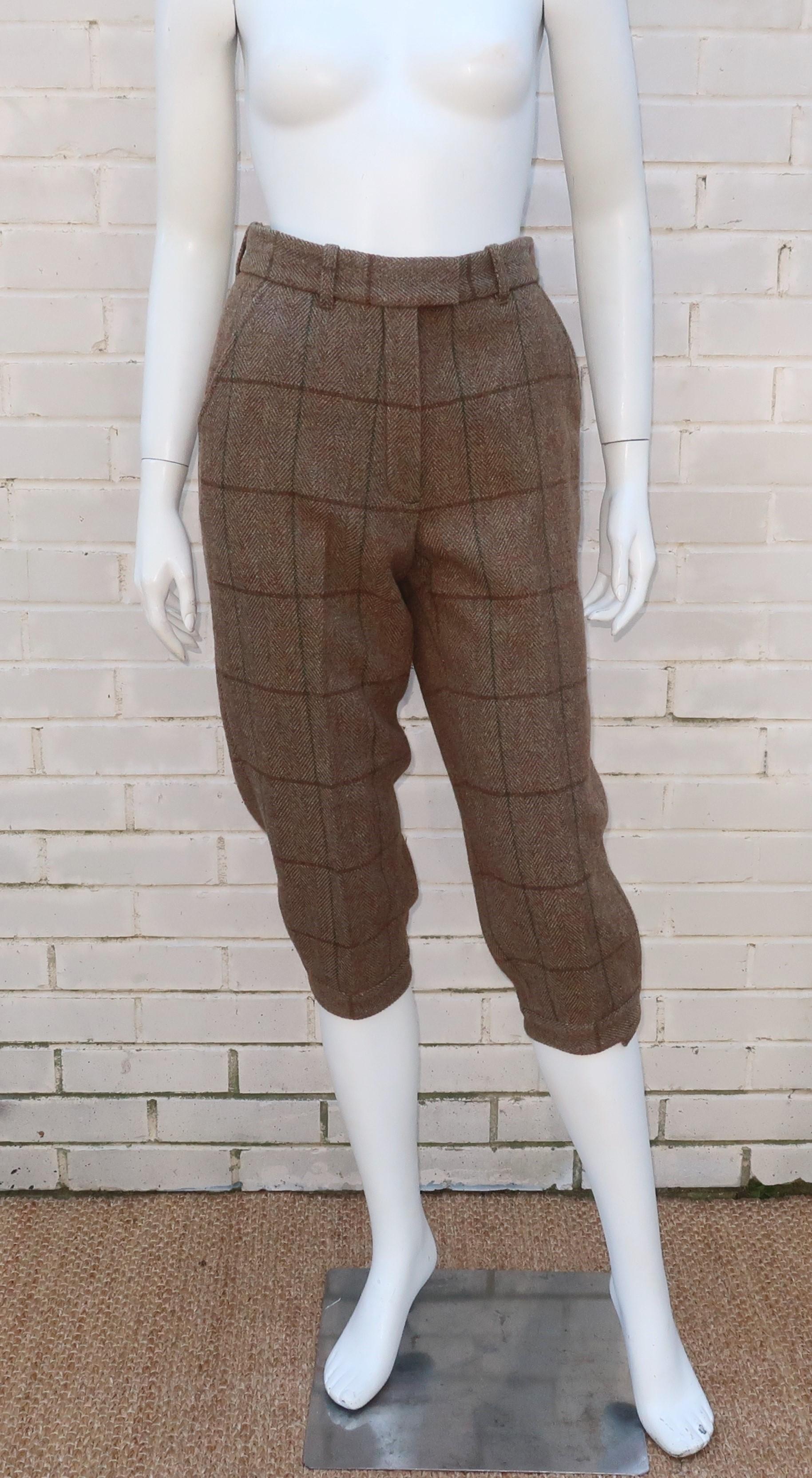 English hunting style at its best!  A classic pair of brown wool knicker pants by iconic British gun maker, Holland & Holland.  The firm was purchased by Chanel in the late 1980's with a desire to produce not only bespoke hunting rifles but also